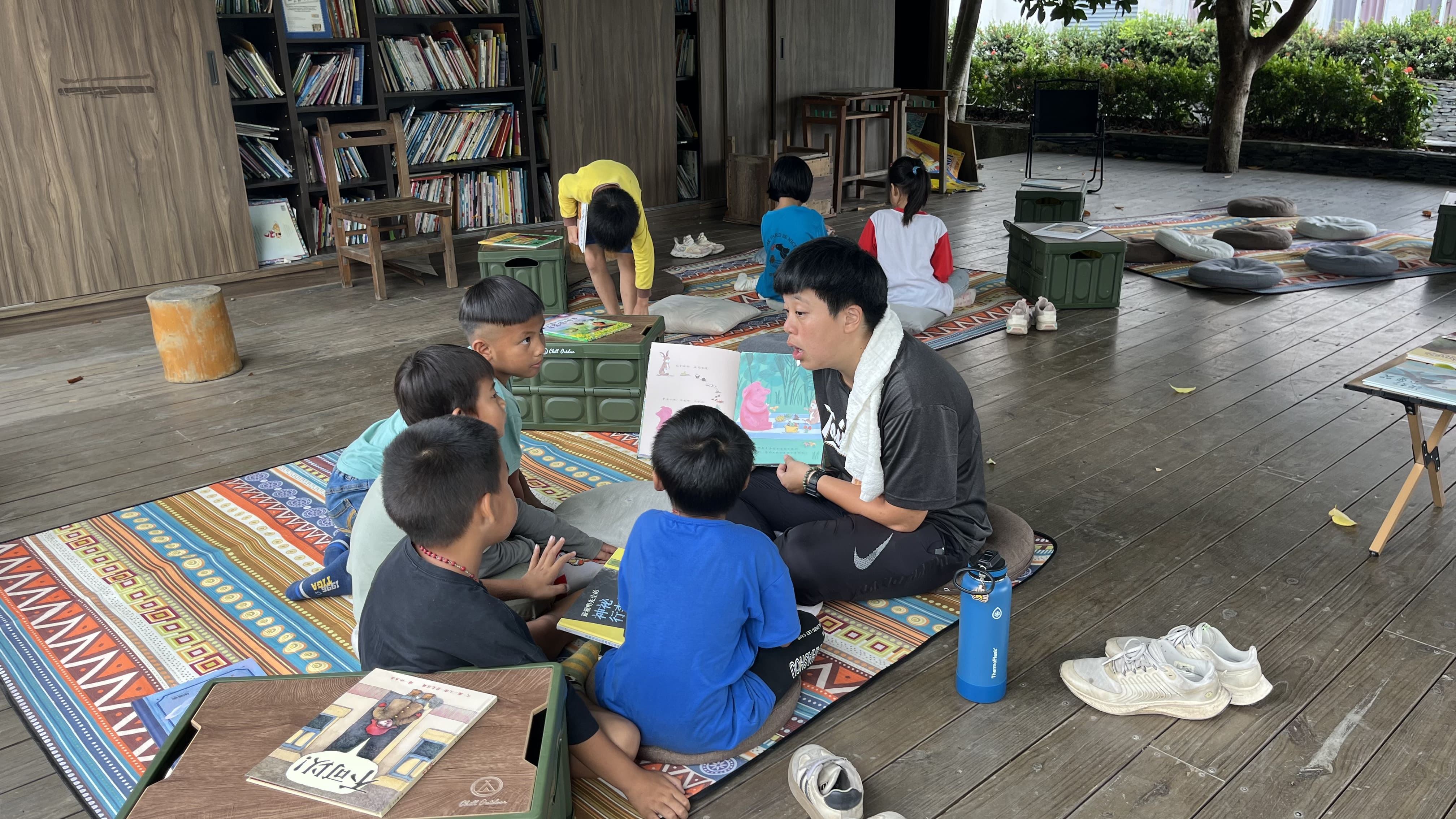 台東桃源國小老師跟小朋友講述繪本故事