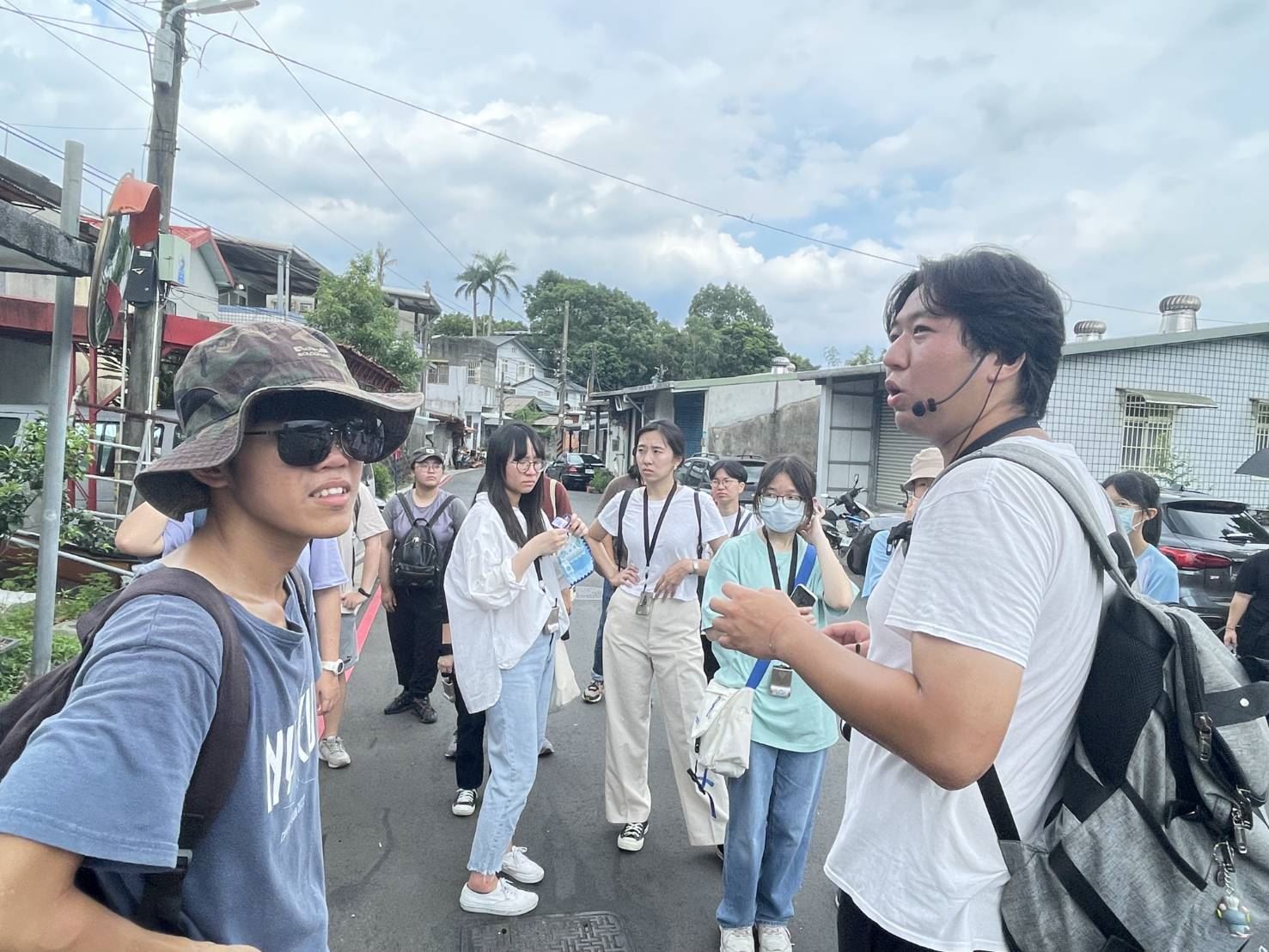 吳柏瑋老師沿途向學員解說安坑在地文史與白色恐怖的關聯性。