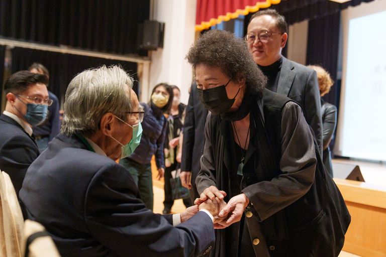 國家人權委員會主委陳菊(中)與文化部長史哲(右)問候政治受難者蔡焜霖(左)