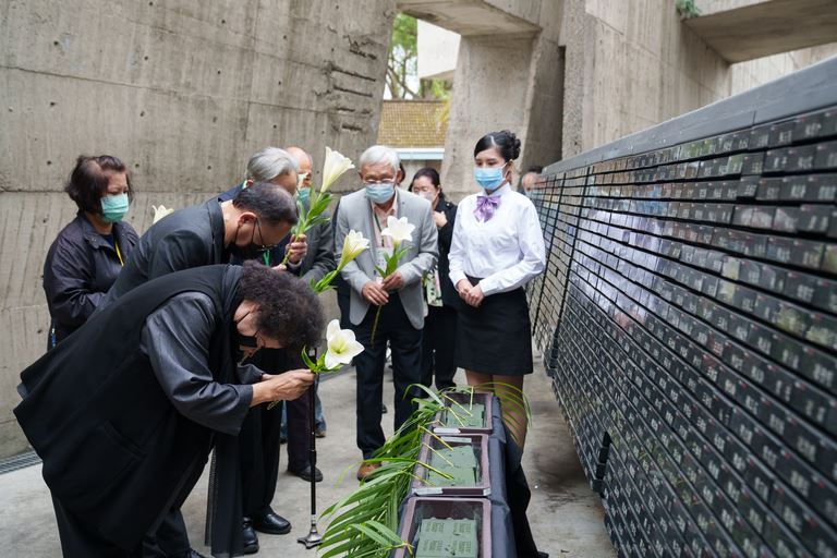 國家人權委員會主委陳菊與文化部長史哲於人權紀念碑獻上象徵人權與自由的鐵砲百合。