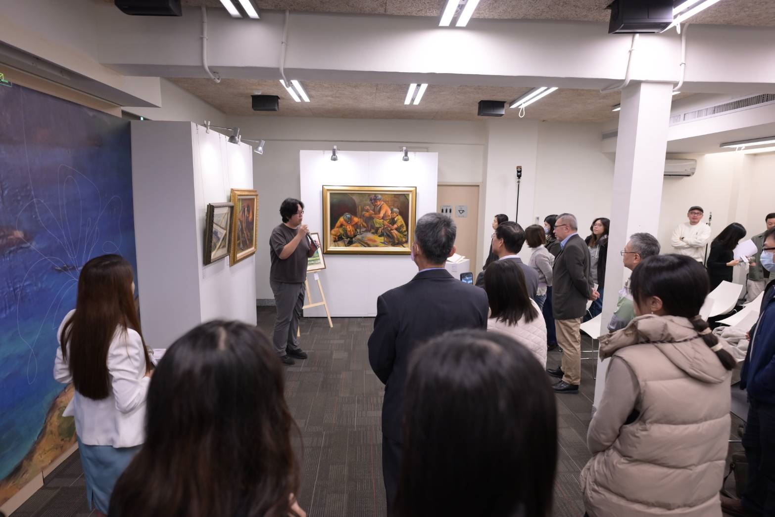 國立中山大學社會科學院助理教授林傳凱介紹現場畫作與劉振源前輩事蹟。