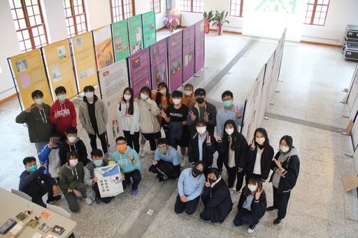 國立新竹高中展出「釋放臺灣政治犯—海內外人權救援展」，參展學生於行動展前合影