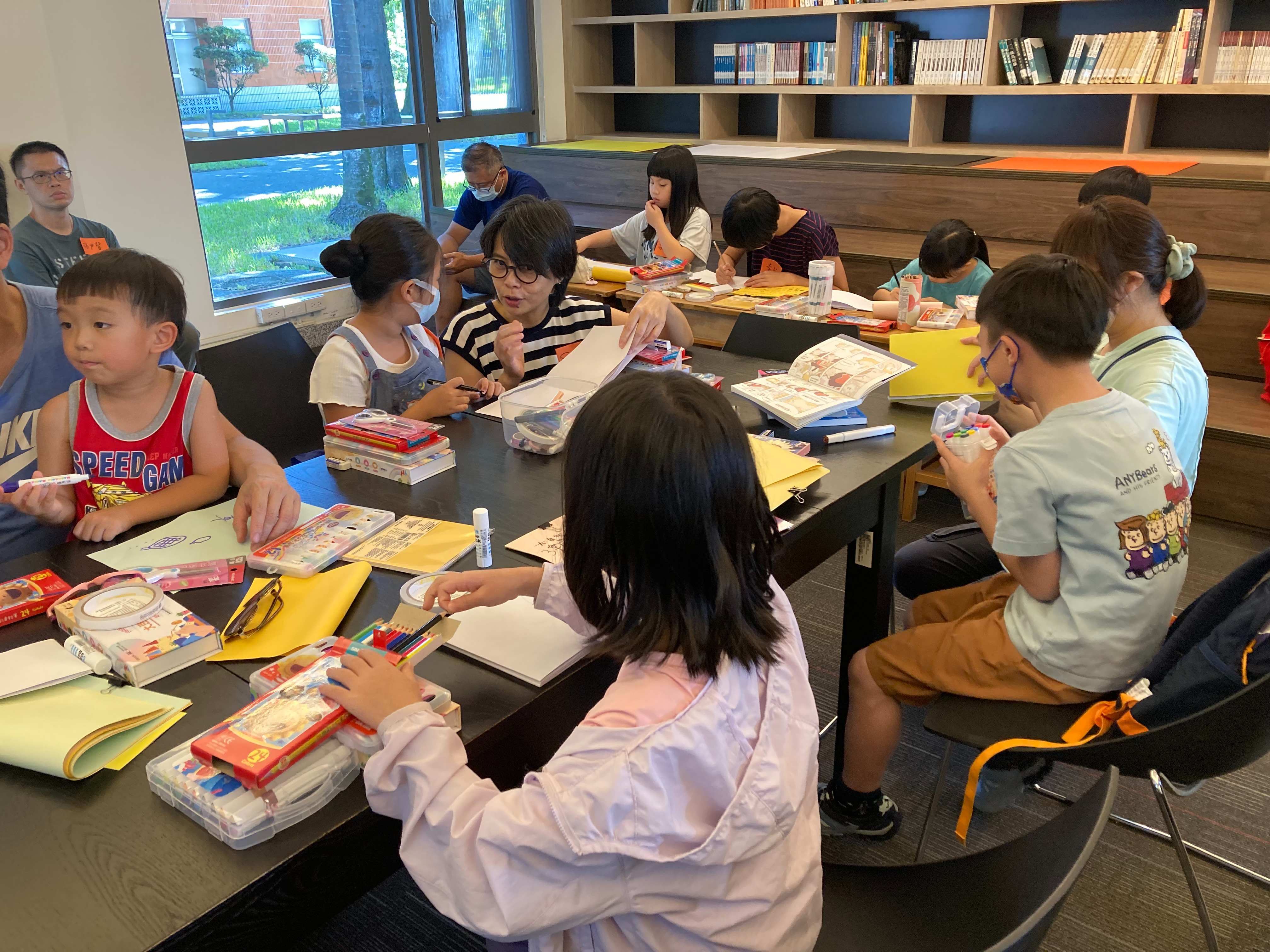 圖為上一季林小杯講師帶領兒童創作屬於自己的「人權繪本」活動現場照。