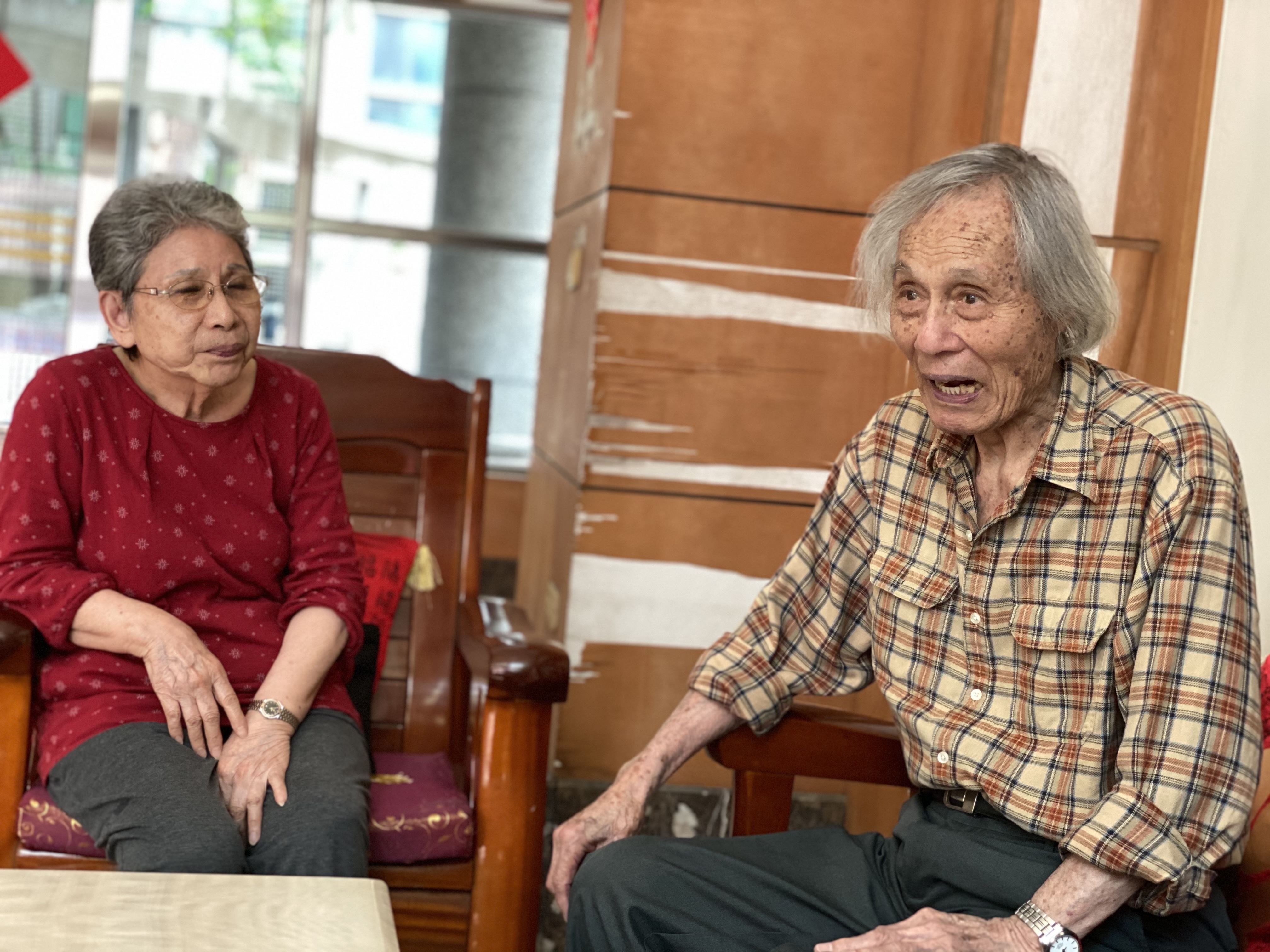 圖為人權館曾於2021年探視鍾逸人前輩（右）及其家屬（左），當時前輩已高齡101歲，談話中氣十足
