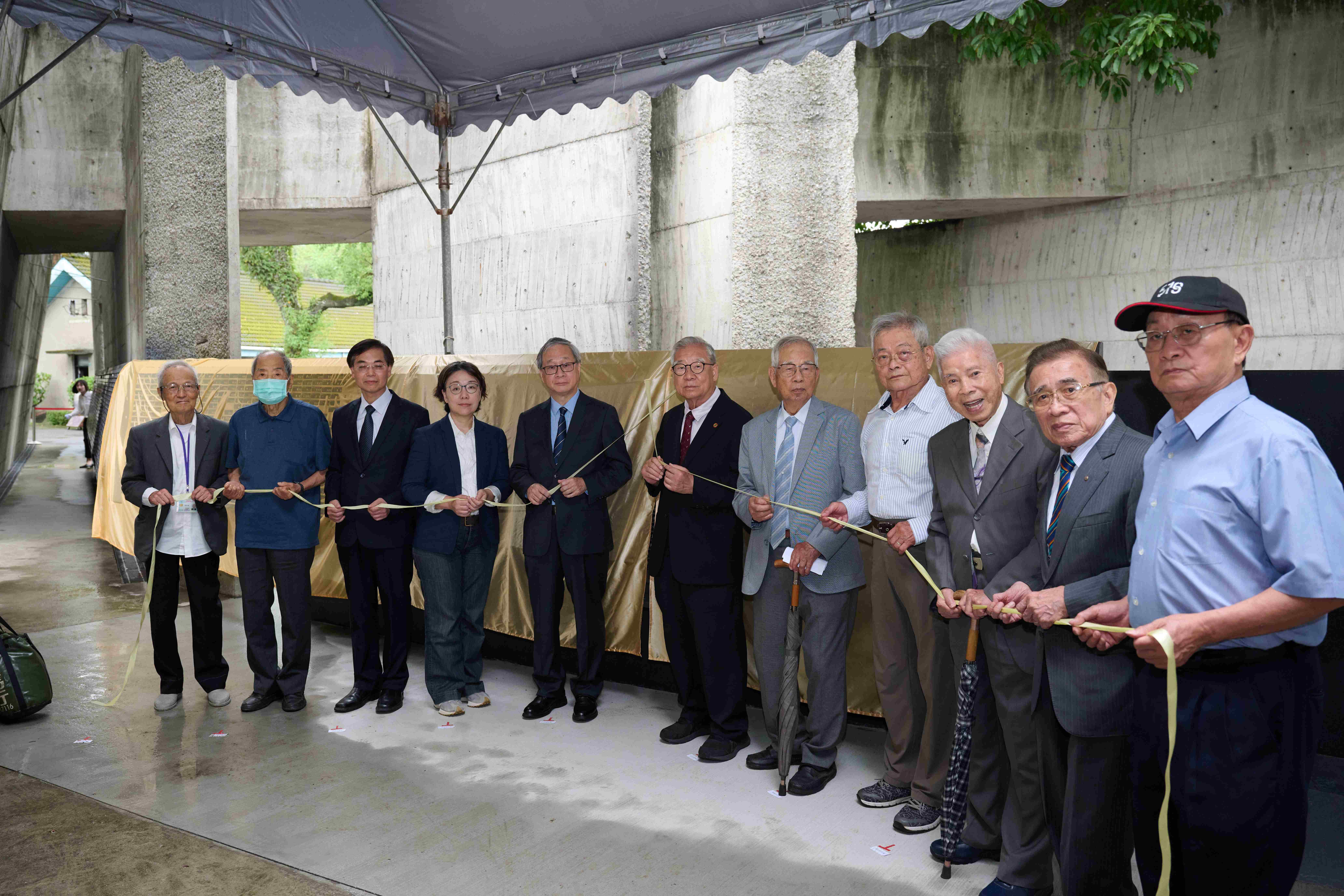 文化部長李遠(左5)、文化部政務次長王時思(左4)、國家人權博物館館長洪世芳(左3)及政治受難者前輩等共同主持揭牌儀式。