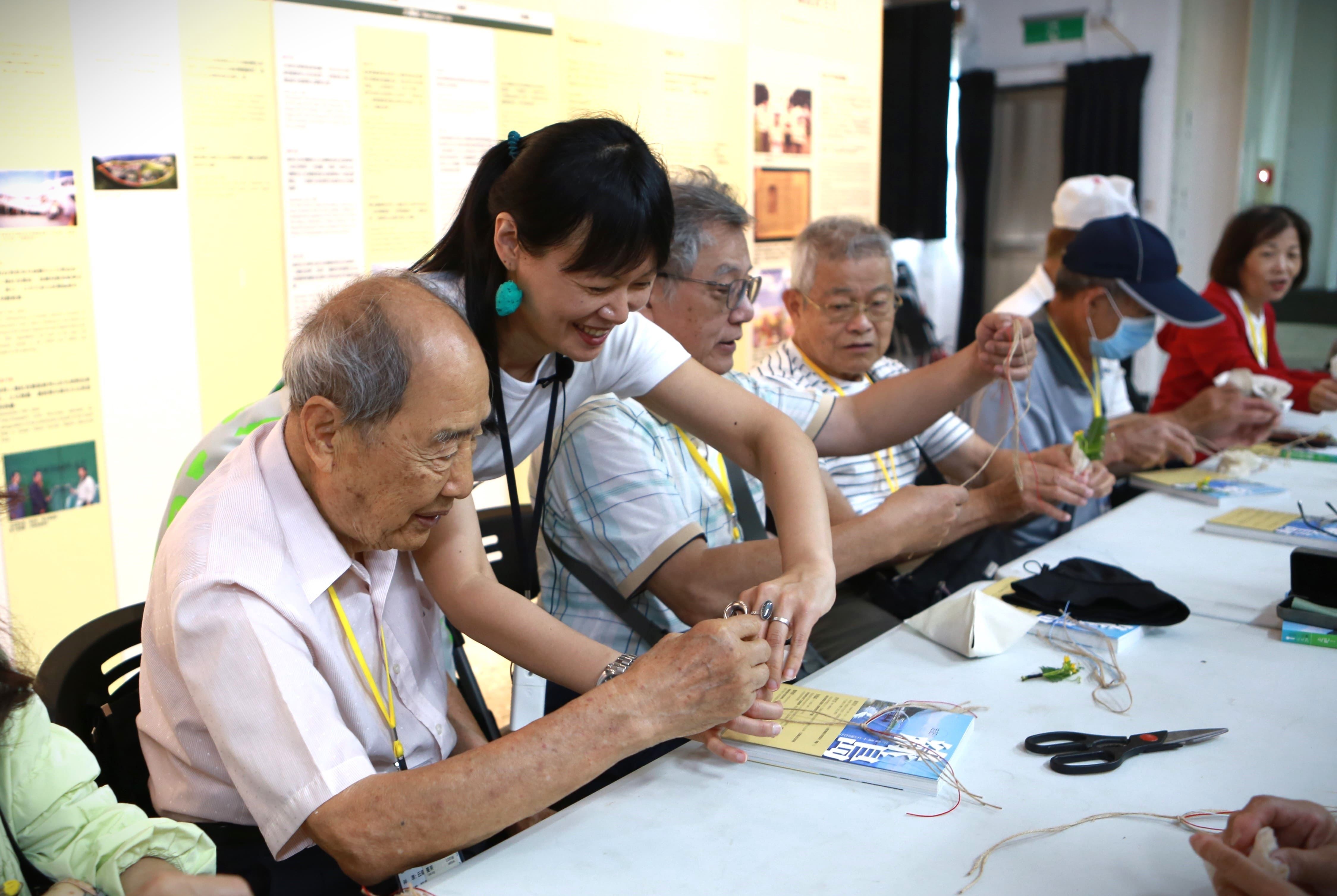 在老師指導下前輩們專注製作手工香包