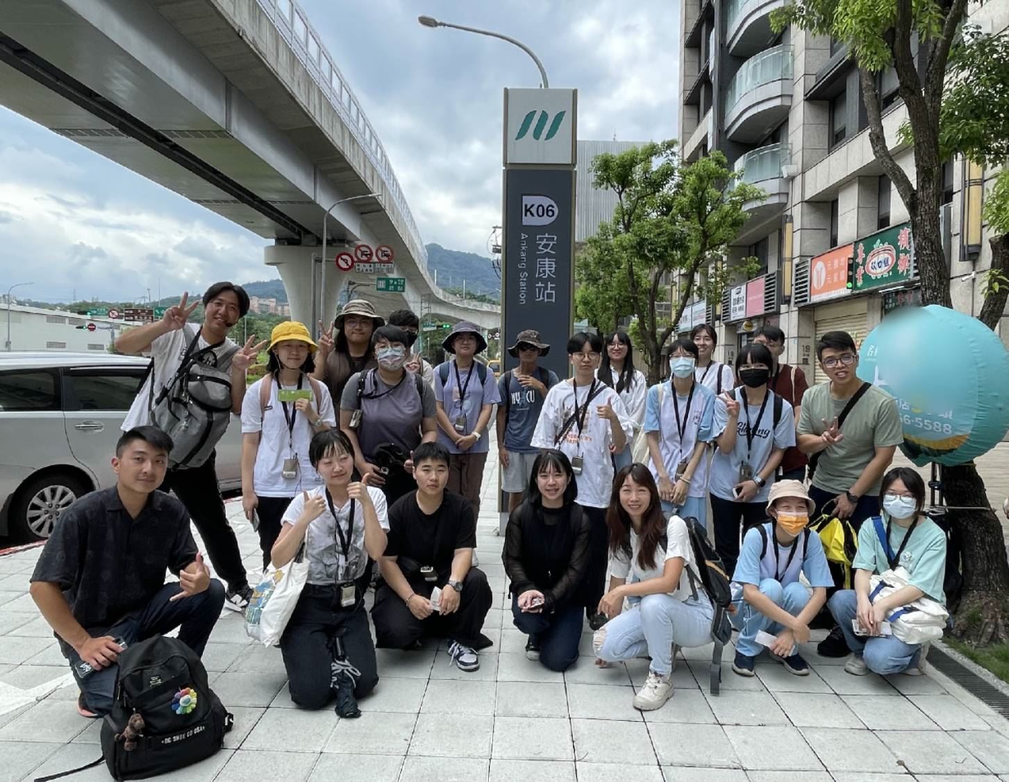 學員一同搭乘安坑輕軌開啟本次人權廊道小旅行。