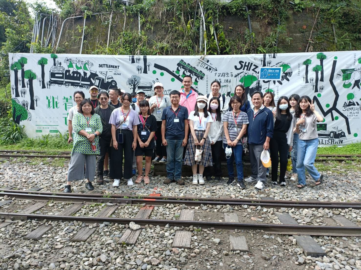 學員參訪高一生〈登玉山歌〉裡描寫的十字路車站。
