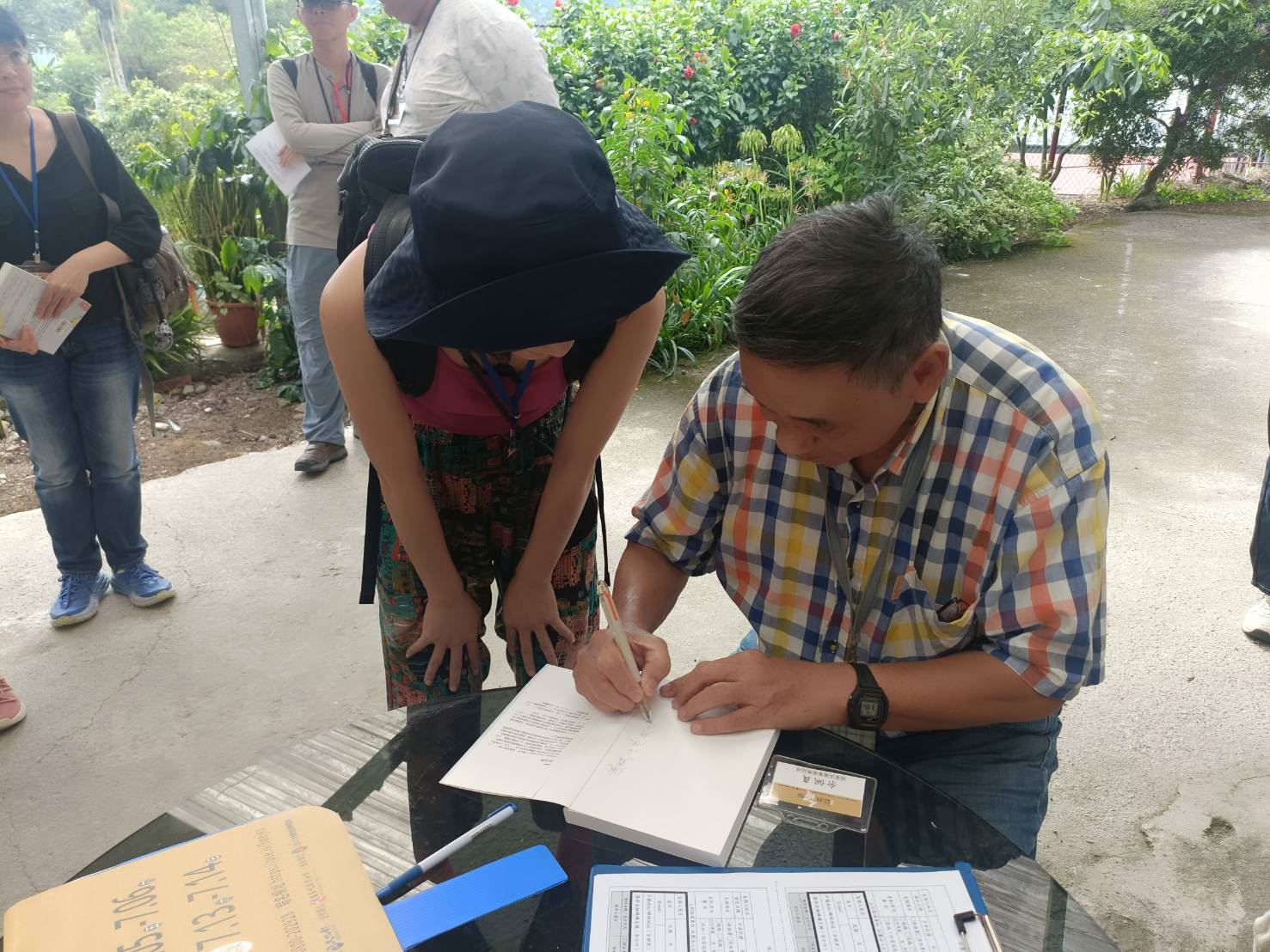 學員紛紛拿出高英傑先生的著作請高先生簽書