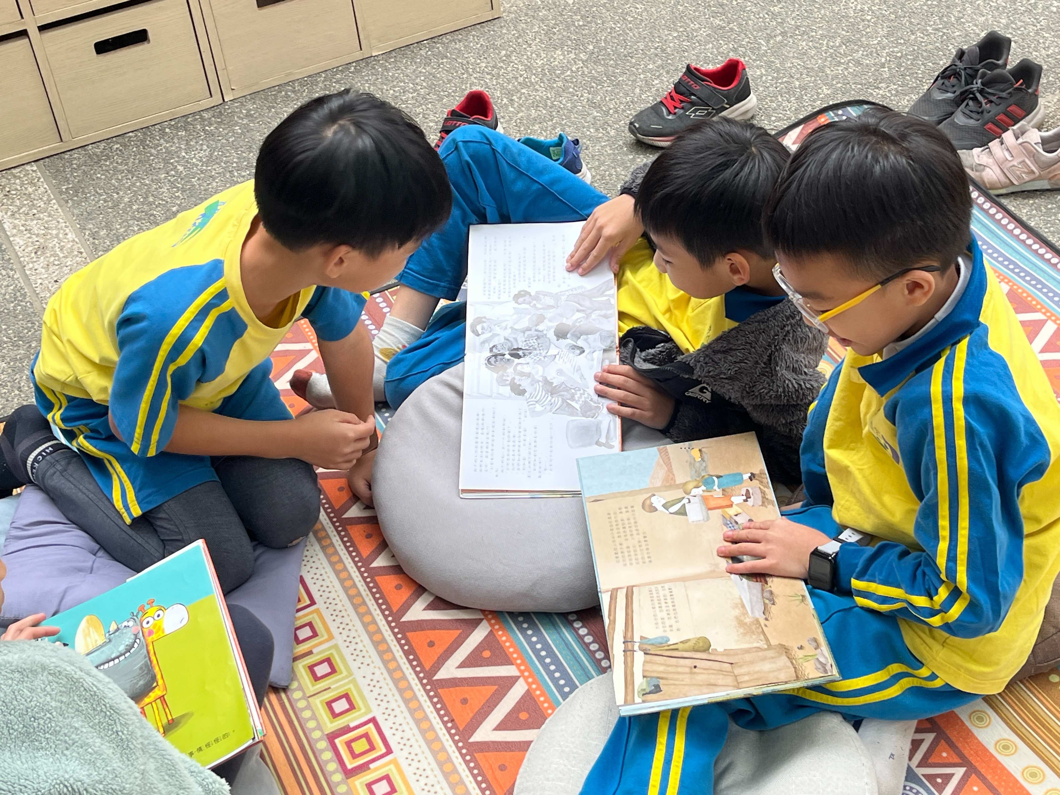 學生們一起沉浸在繪本的世界裡。