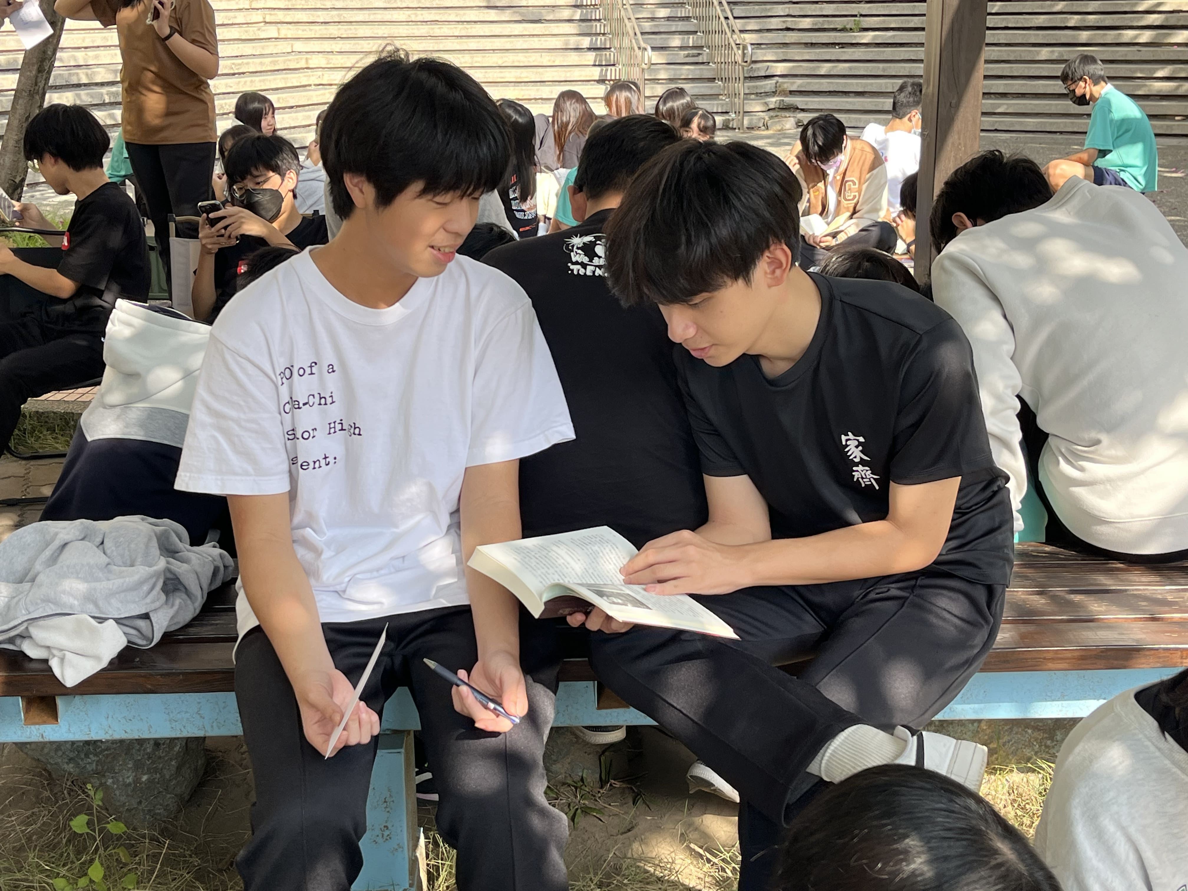 家齊高中生於「與聲俱來」活動中熱議人權,寫明信片傳達心聲並互相分享。