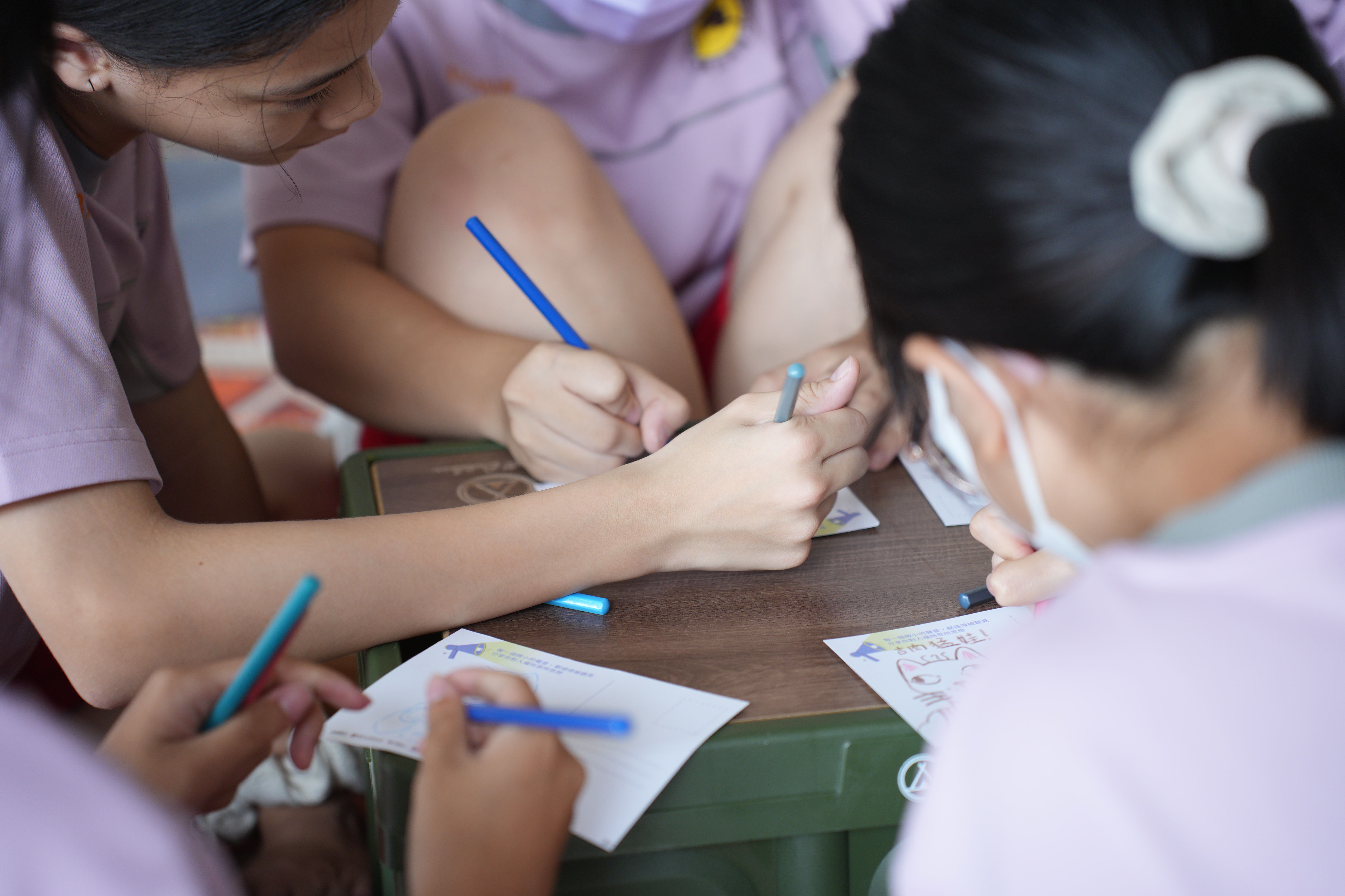 學生們以文字和繪畫記錄自身對人權的思考與體悟