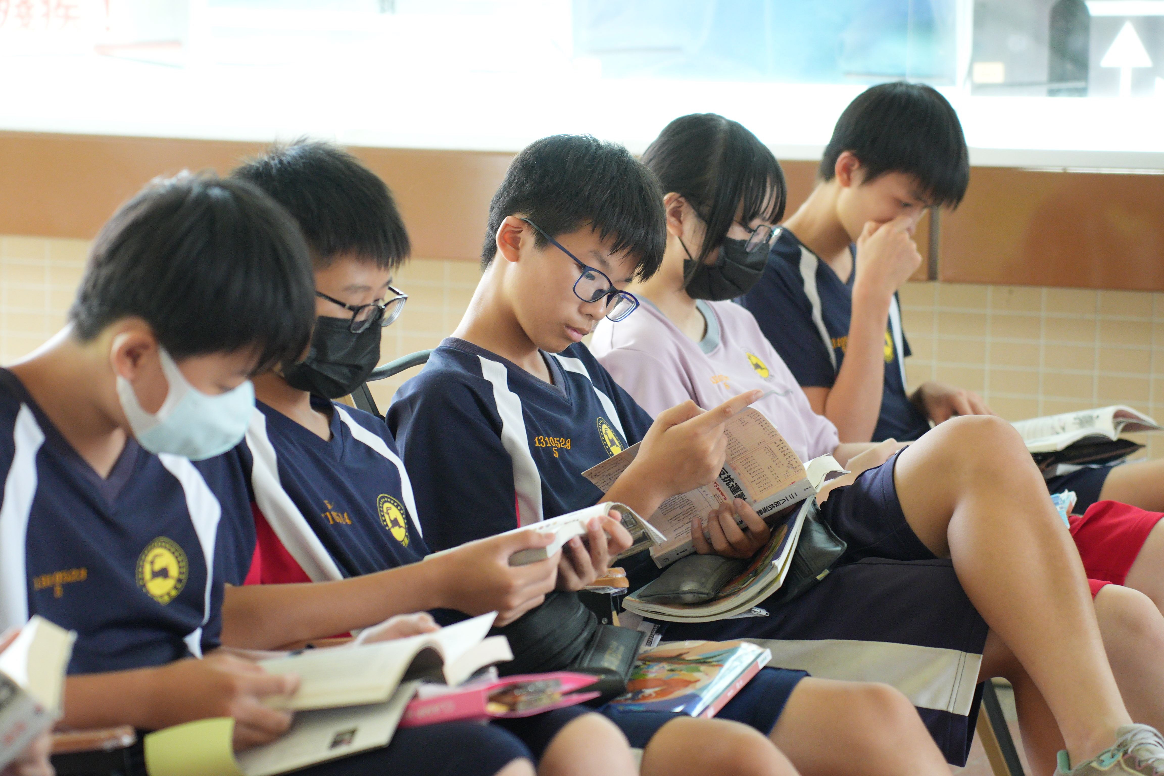 學生們專注地閱讀