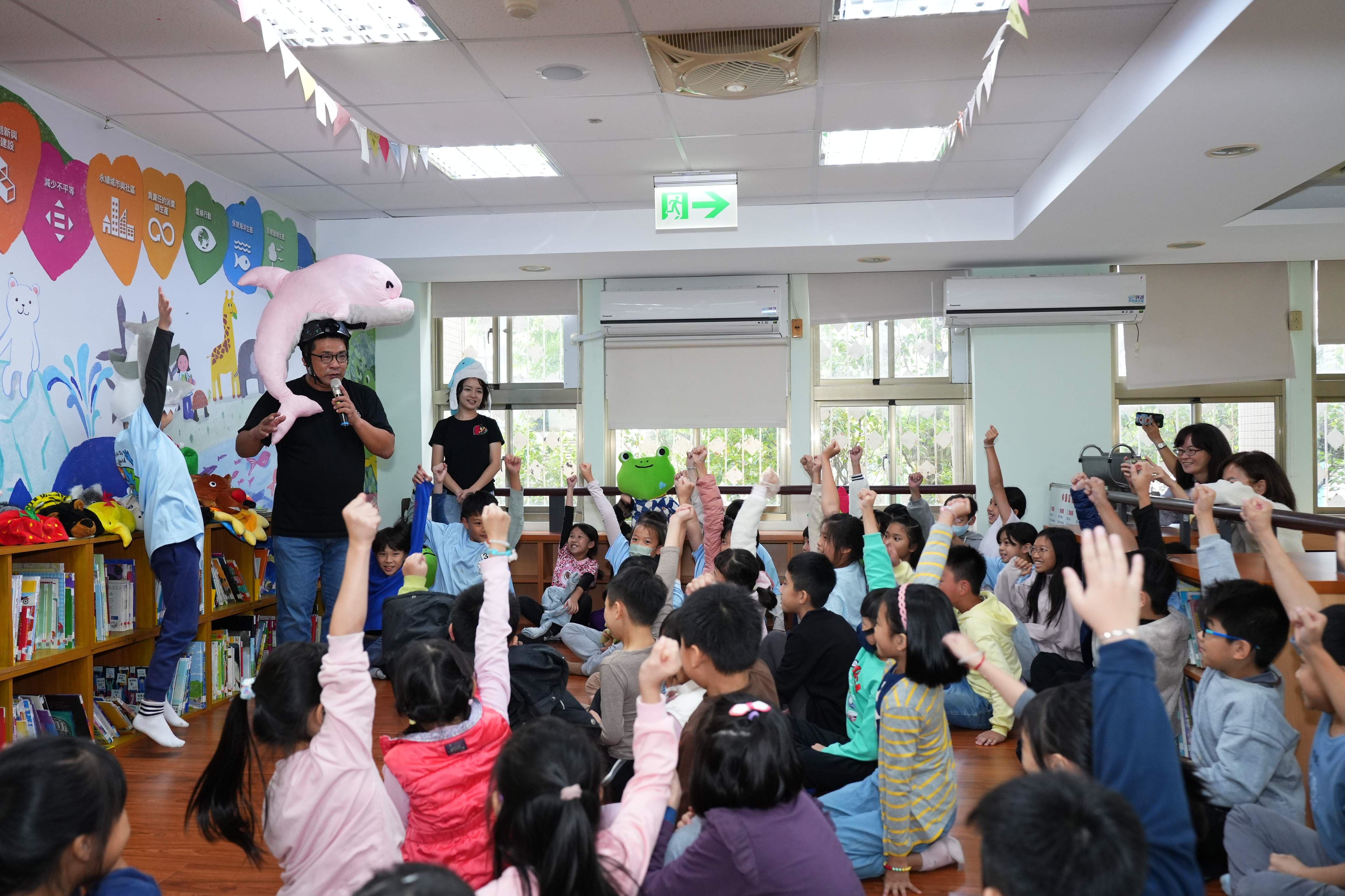 學生們熱烈回應著「陸爸爸說演故事劇場」的表演。
