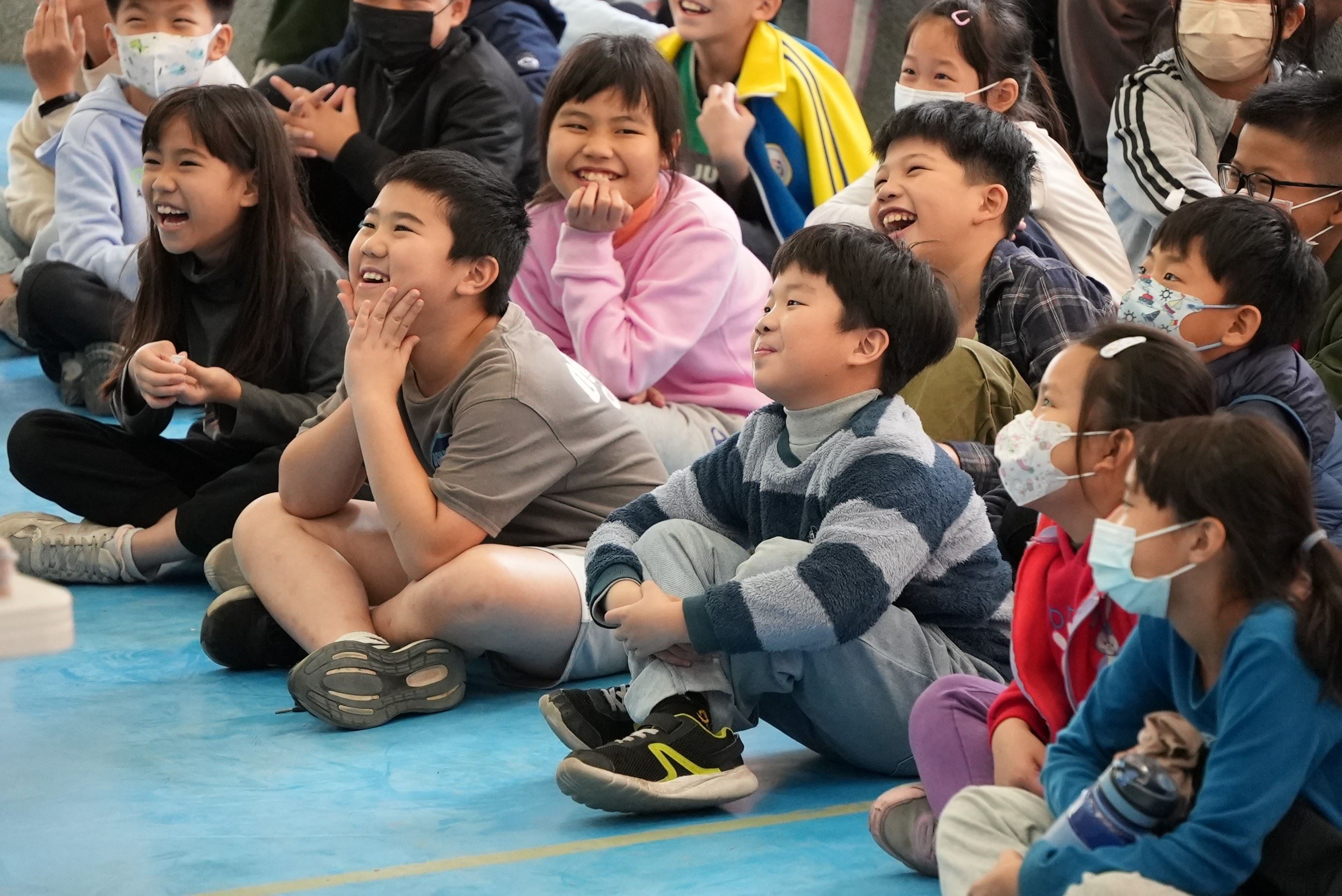 學生們非常投入觀看陸爸爸說演故事劇場帶來的精彩表演。