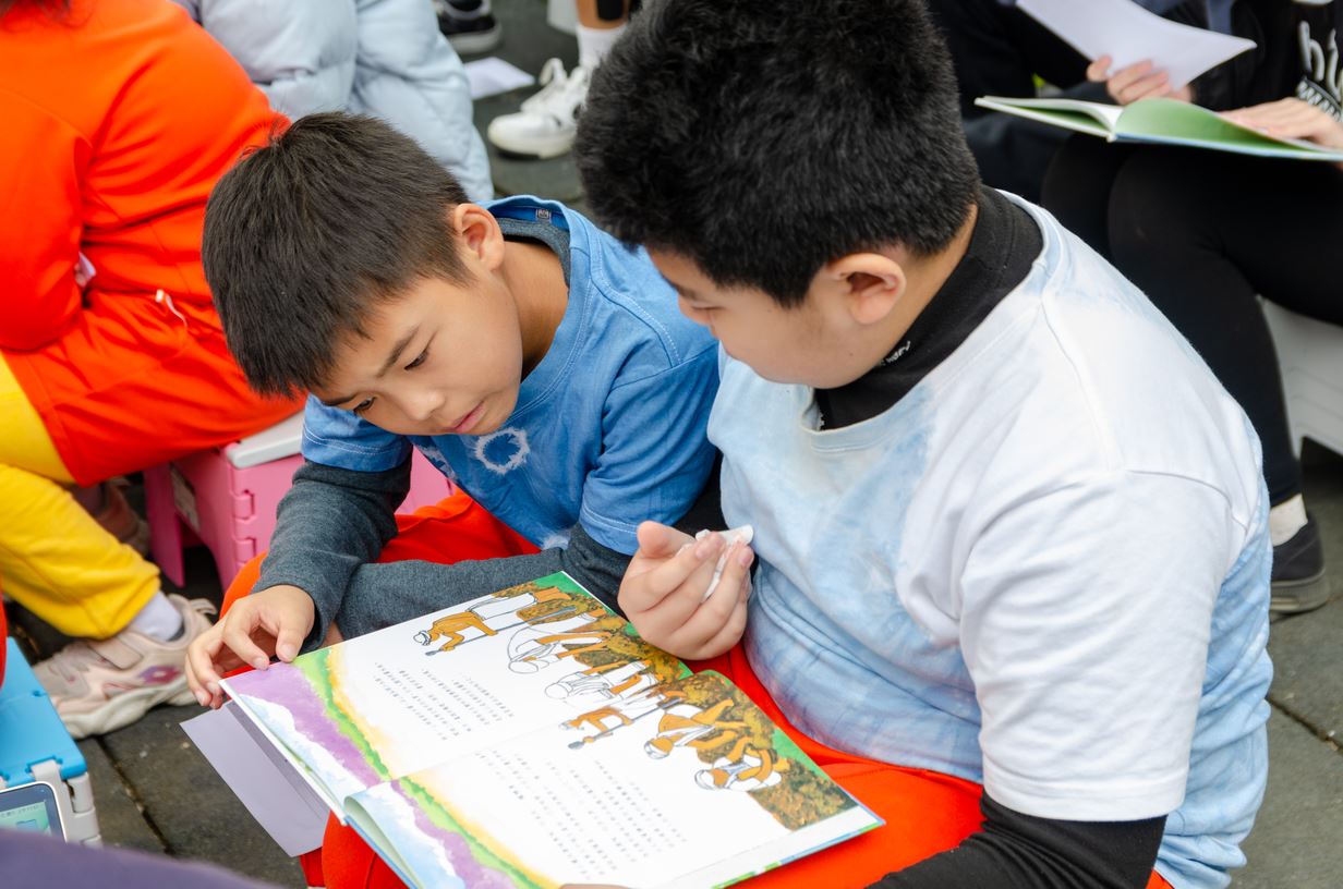 學生共讀陳玉珠老師所創作的繪本《綠島人權燈塔》。