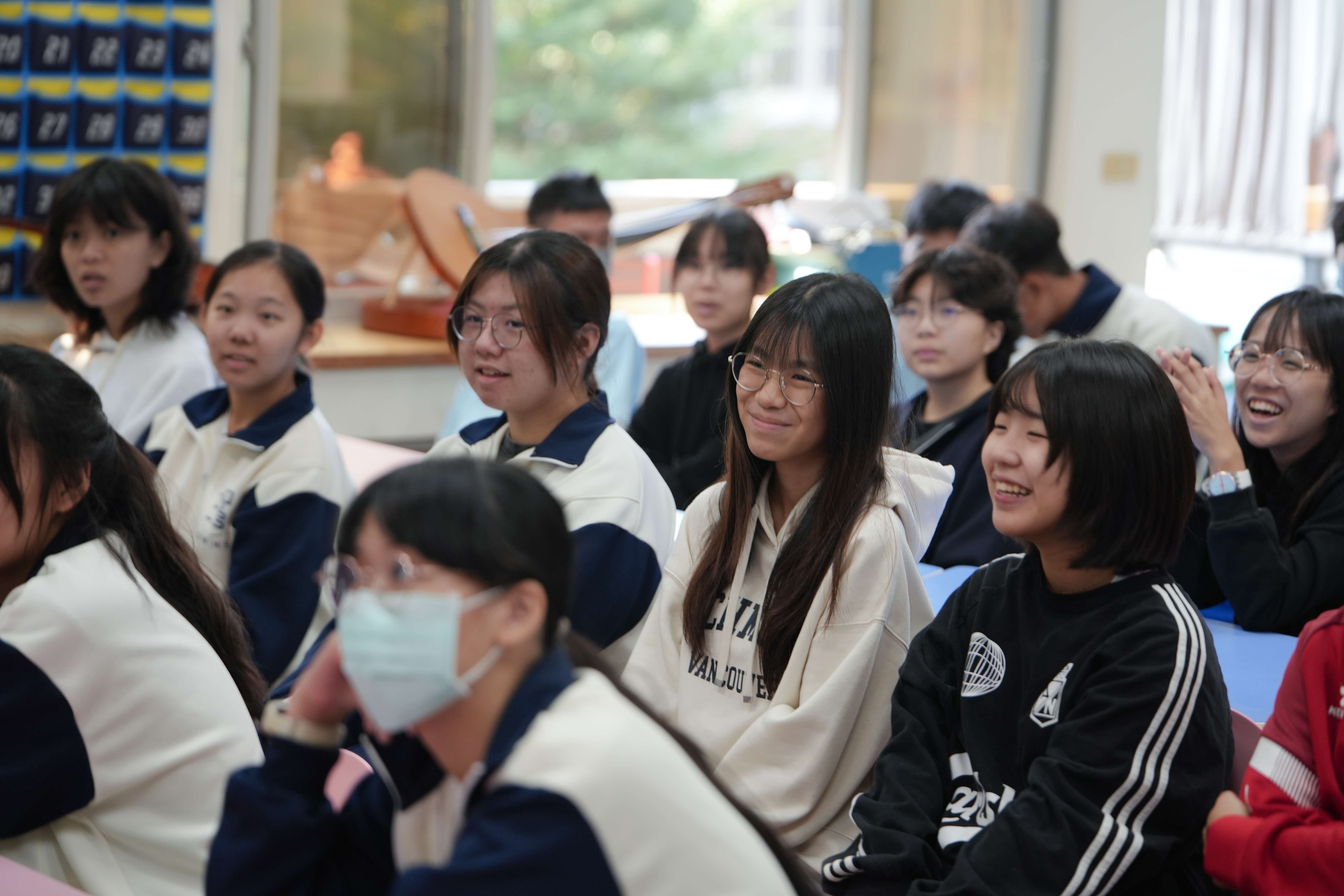 學生專注聆聽呂昱前輩分享那段被壓抑的歷史記憶。