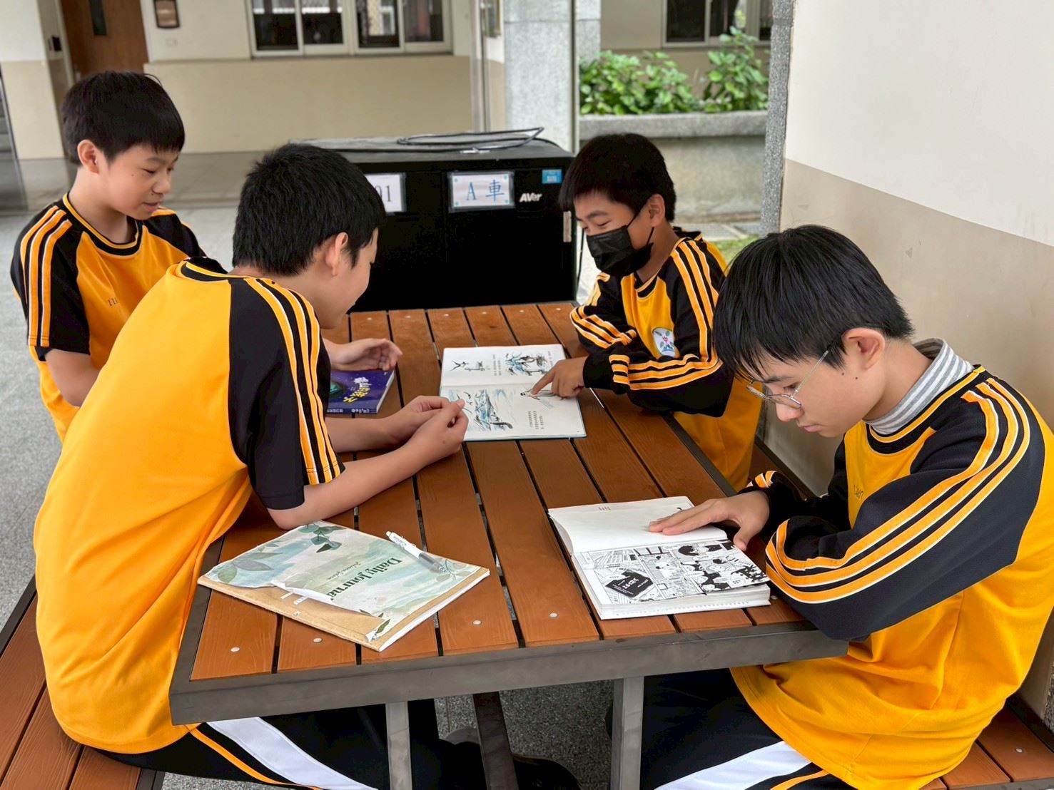 學生彼此交流閱讀心得。