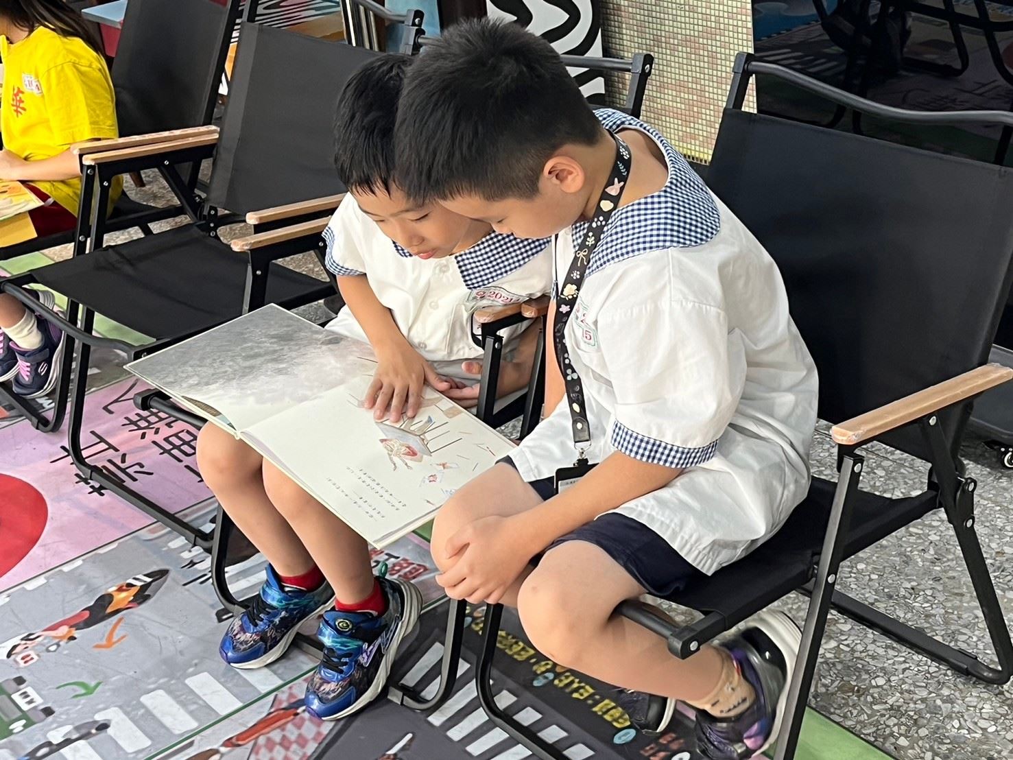 小朋友專注地翻閱這次人權故事車為他們特別精選的繪本書籍。