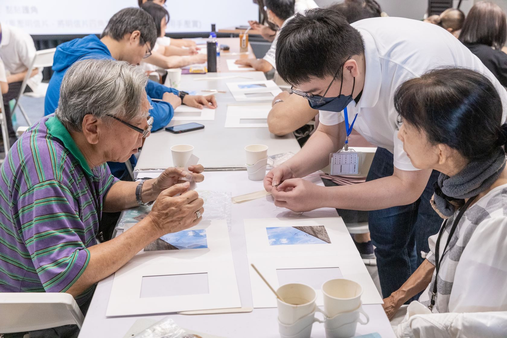 工作坊安排與會的政治受難前輩及家屬體驗能延續紙質文物壽命的開窗夾裱。