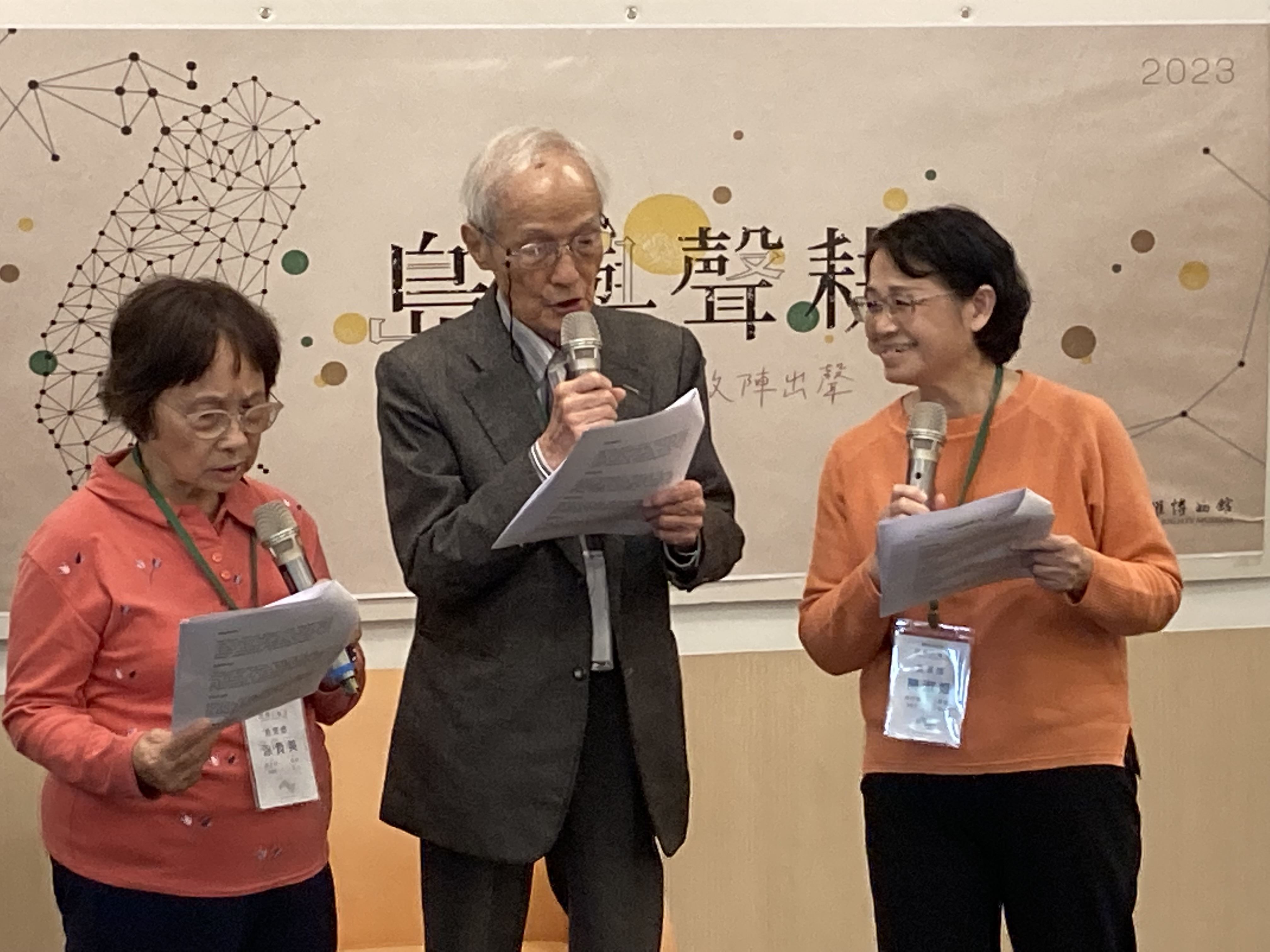 涂貴美、周賢農前輩及簡淑姬合唱黎子松獄中創作曲《木棉花又開了》。