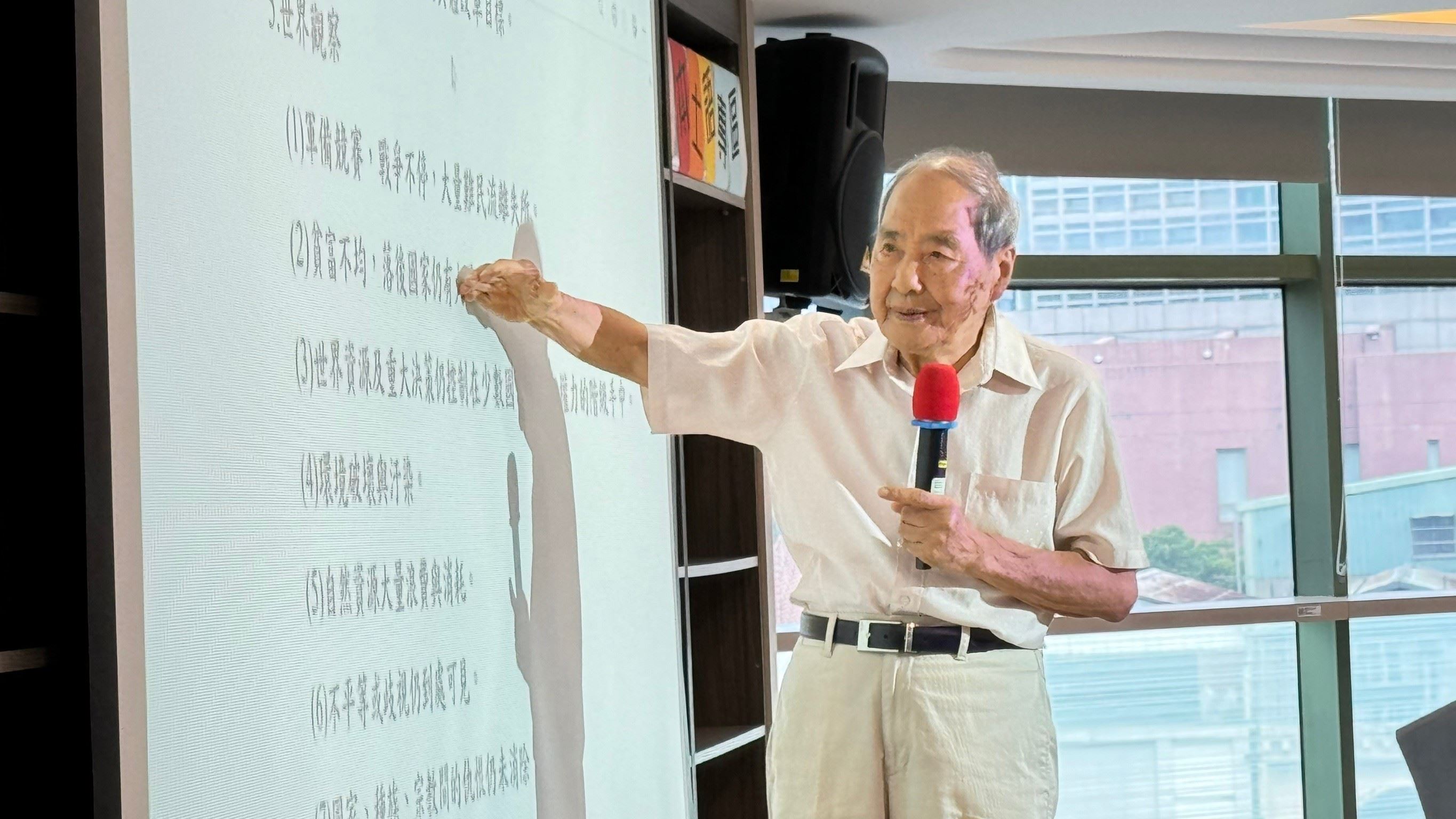 張則周前輩在真人圖書館講座上與在場學生分享自己對於世界的觀察以及生命理念。