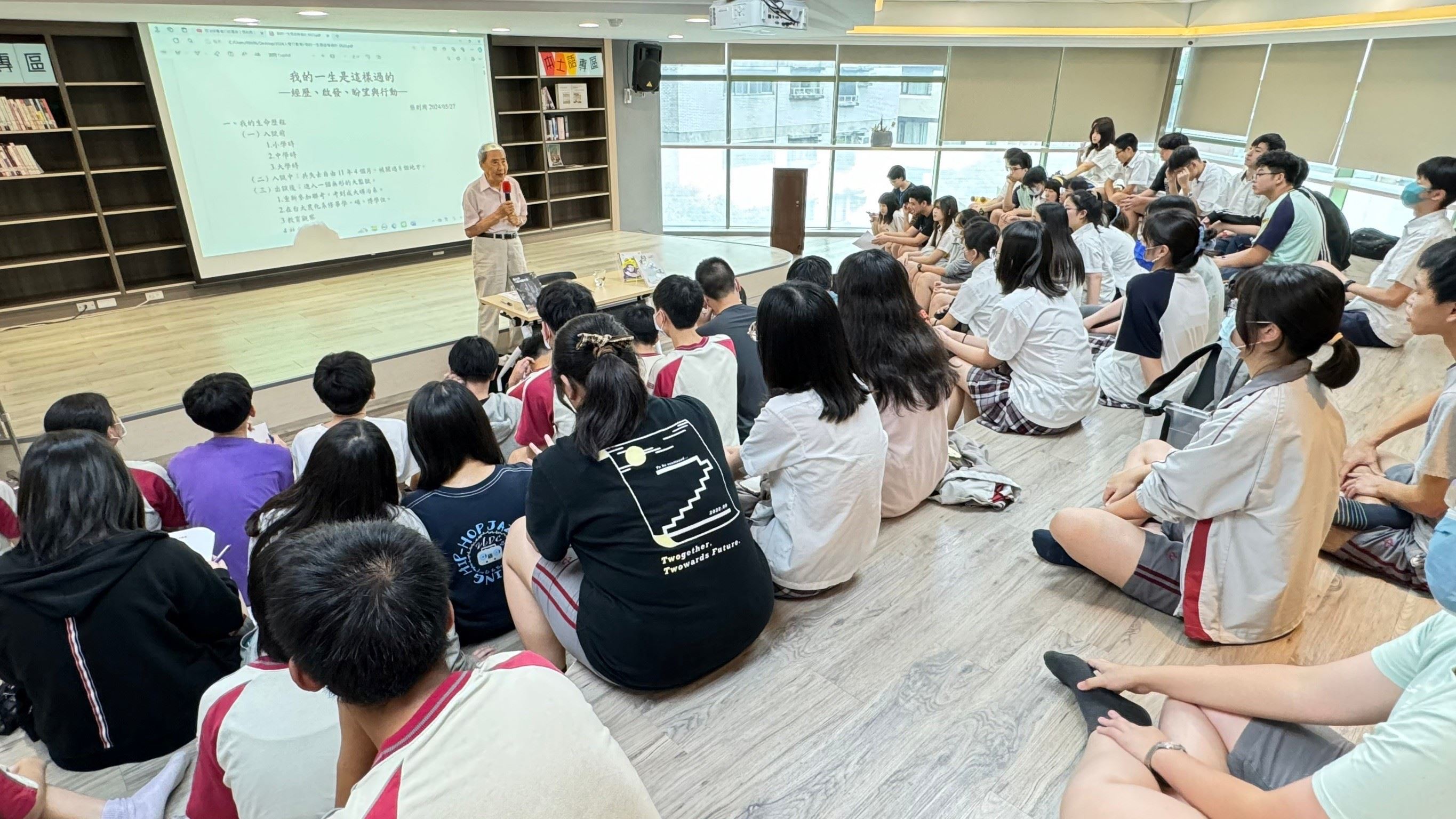 張則周前輩與台北市立中崙高中學生分享自己的生命故事。