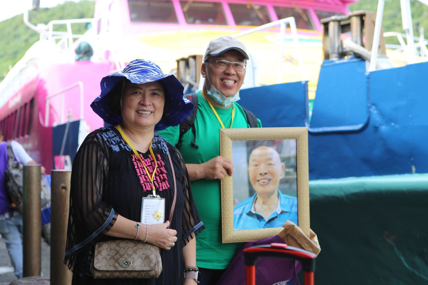 政治受難者陳景通前輩的兒子陳泰源（右）及其妻子（左）帶著父親照片同返綠島