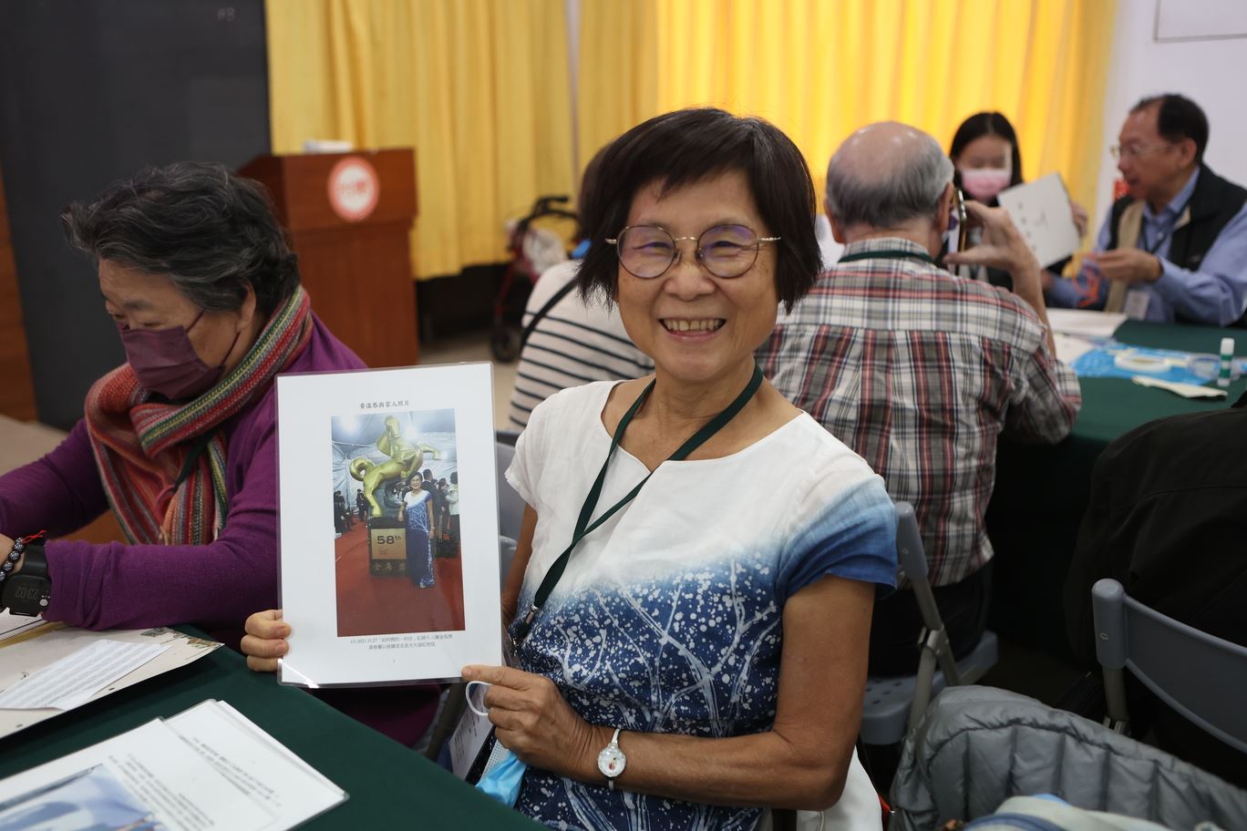 政治受難者黃溫恭前輩之女黃春蘭帶來家族照片，圖為黃春蘭分享出席第58屆金馬獎照片。