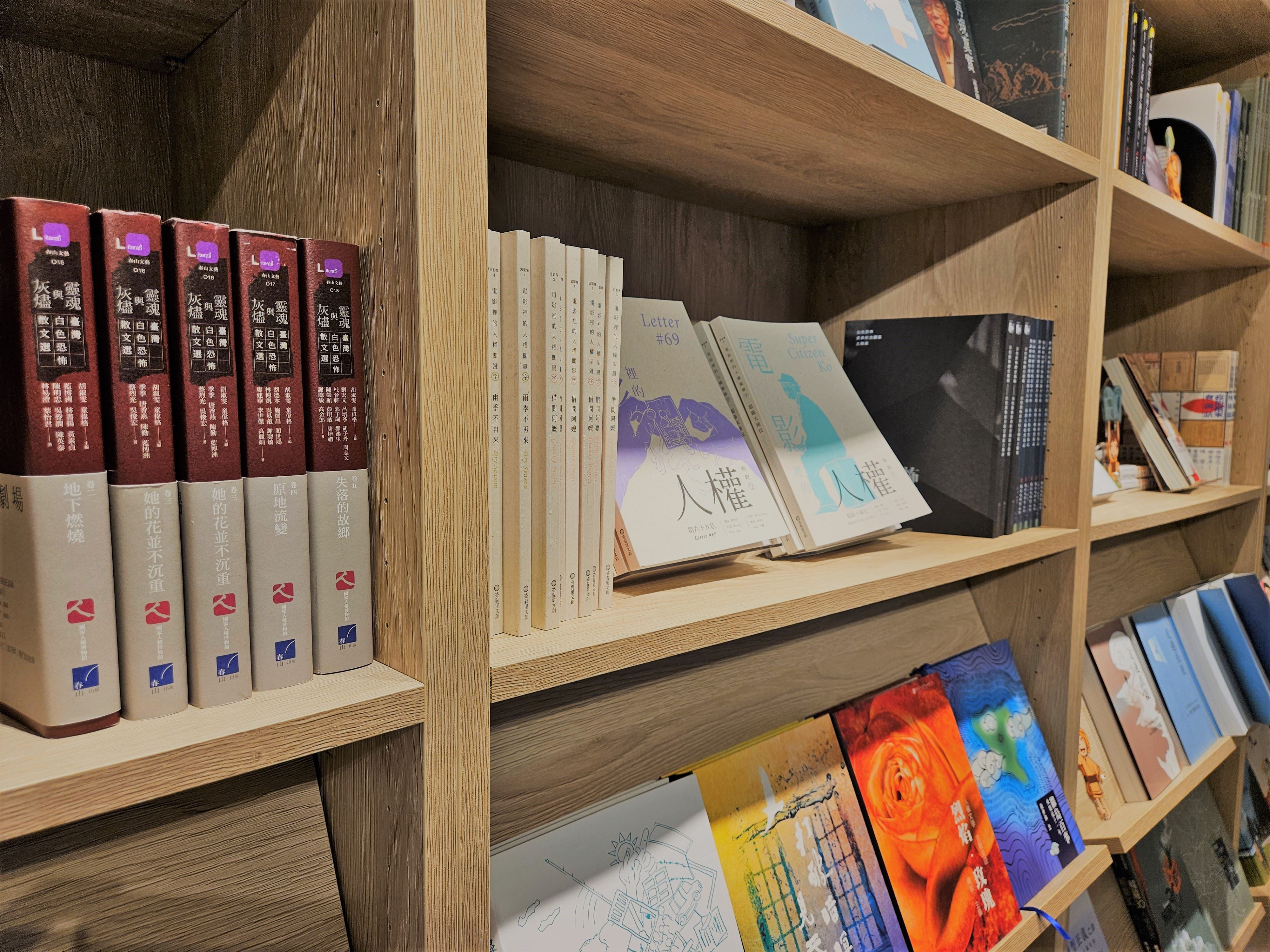 文化幣可享有本館出版品65折、文創品8折以及滿額500元贈禮優惠。