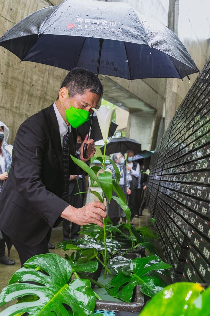 文化部長李永得帶領受難者前輩與家屬獻上百合