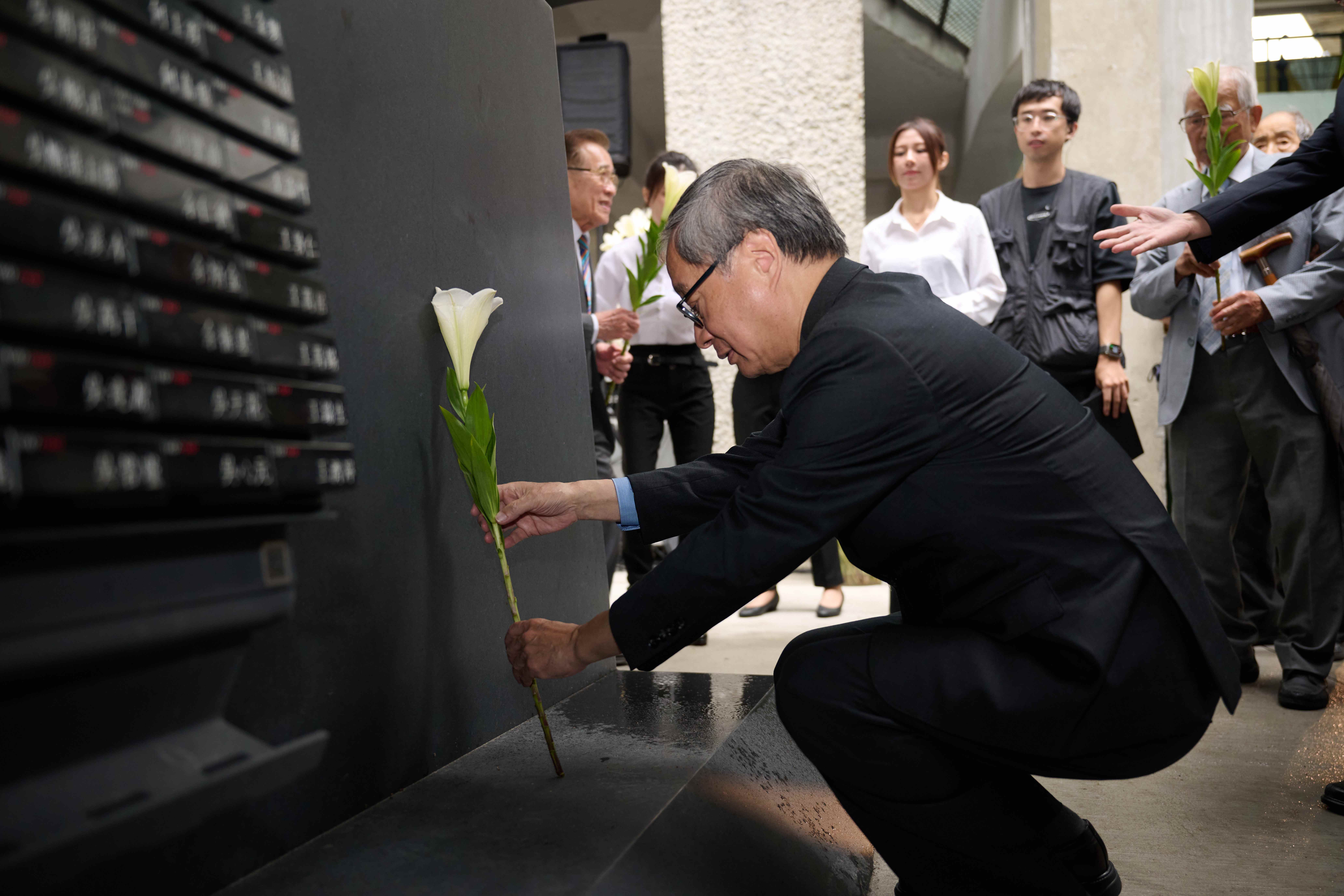 文化部長李遠在人權紀念碑前獻花致意。