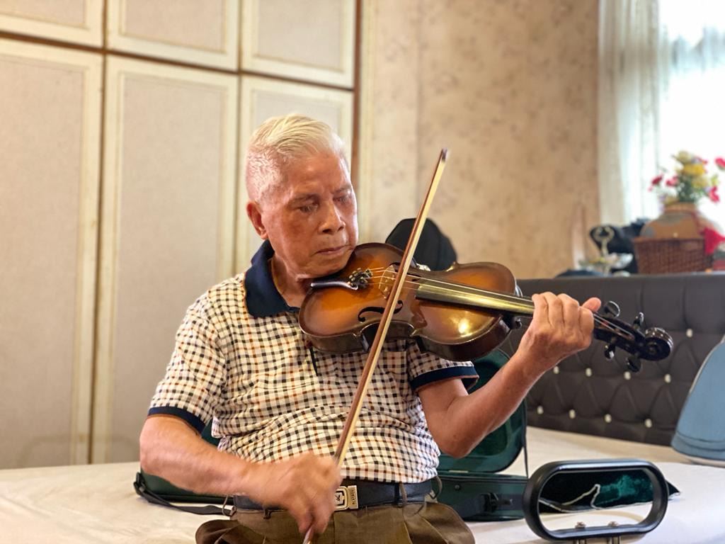 楊國宇前輩以當年獄中使用的小提琴演奏臺灣流行音樂〈望春風〉、〈雨夜花〉及臺灣民謠〈丟丟銅仔〉