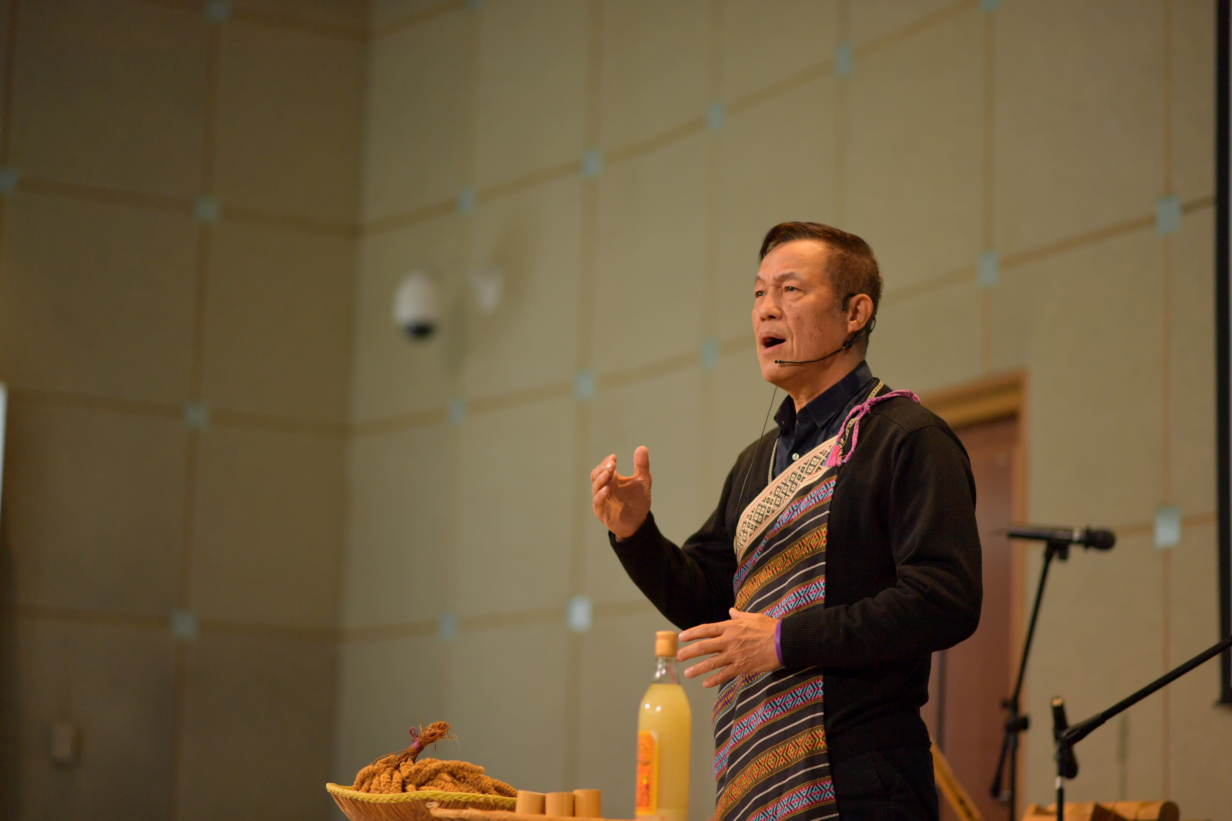 泰雅族耆老達少‧瓦旦以吟唱方式帶領祈福儀式