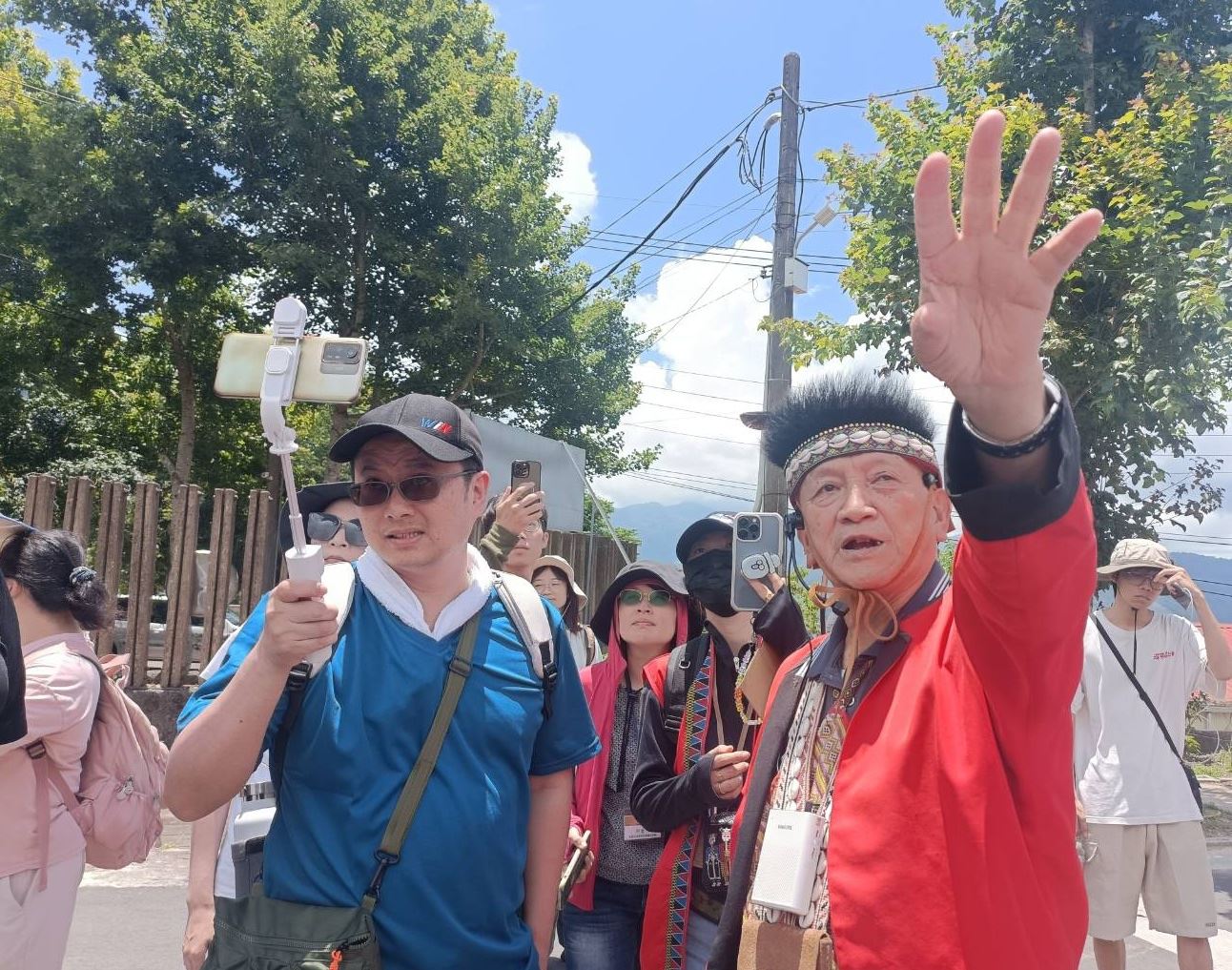 湯進賢先生於樂野部落說明湯守仁前輩的生平