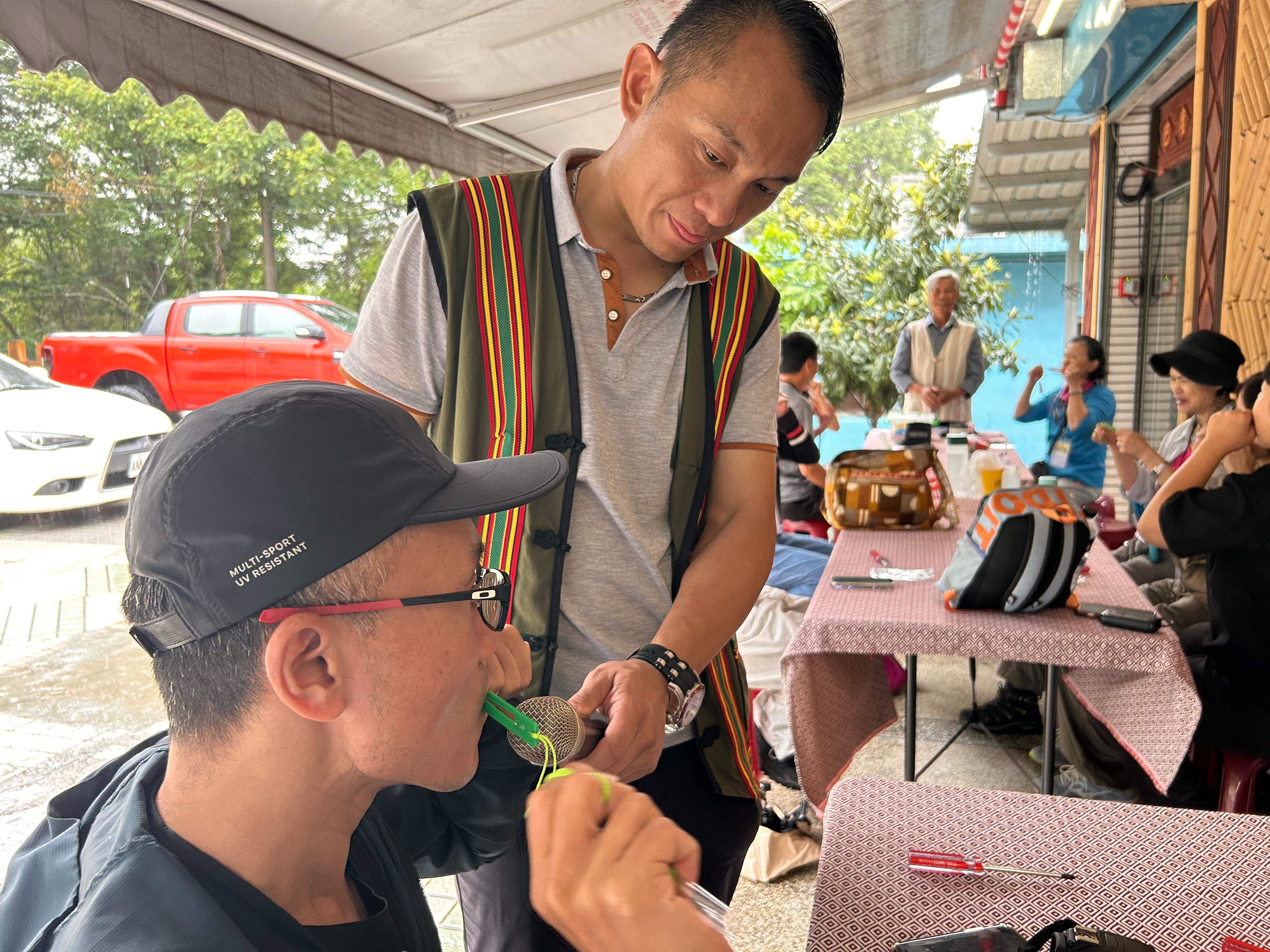 溪口部落游國慶先生教導學員吹奏口簧琴