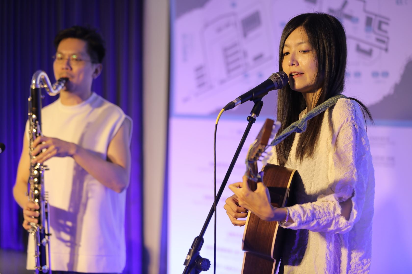 王榆鈞與單簧管演奏家高承胤合作演出〈暗光前行曲〉