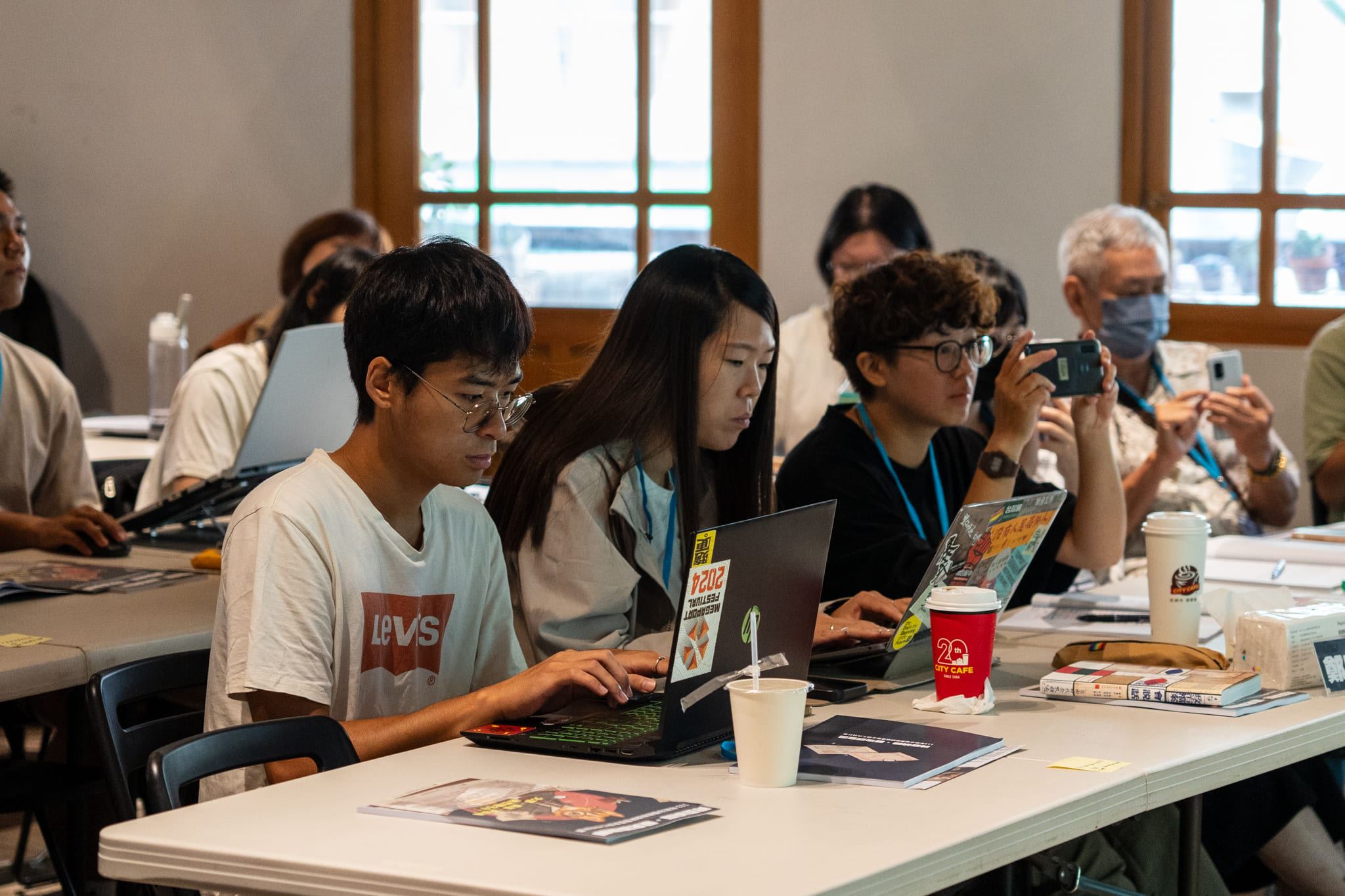 現場學員專注聆聽、記錄。