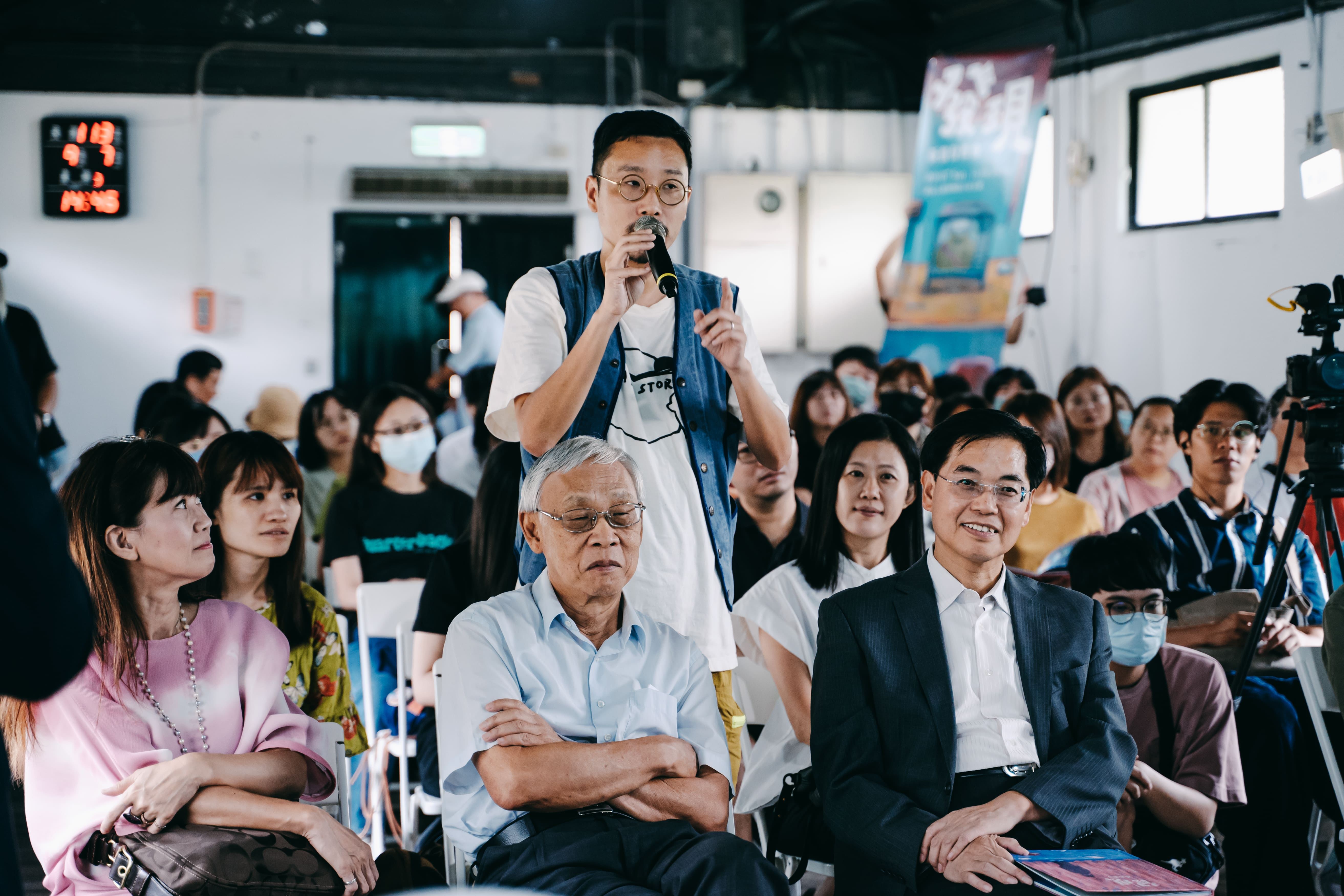 現場民眾熱情分享閱讀心得。