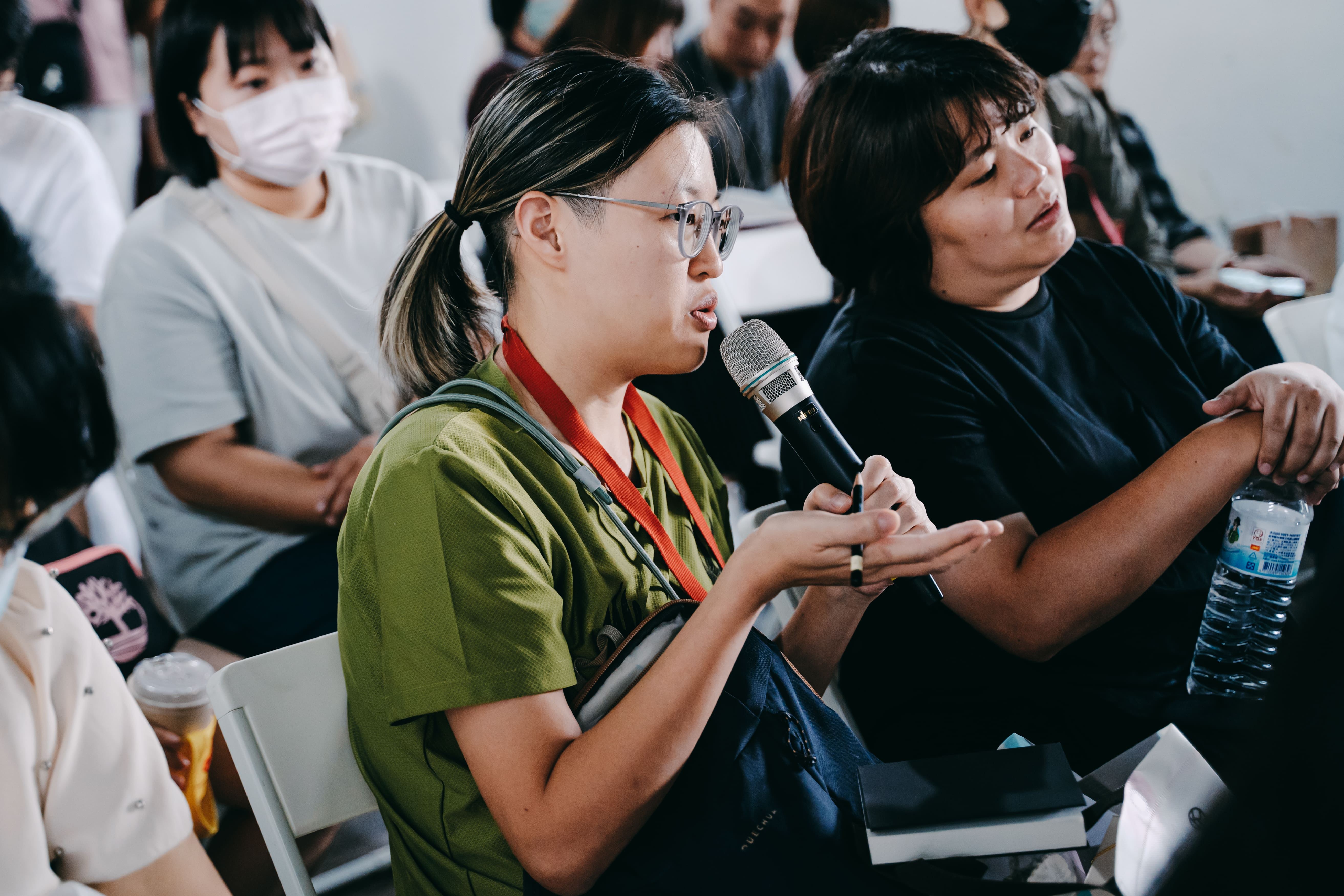 現場民眾踴躍提問。