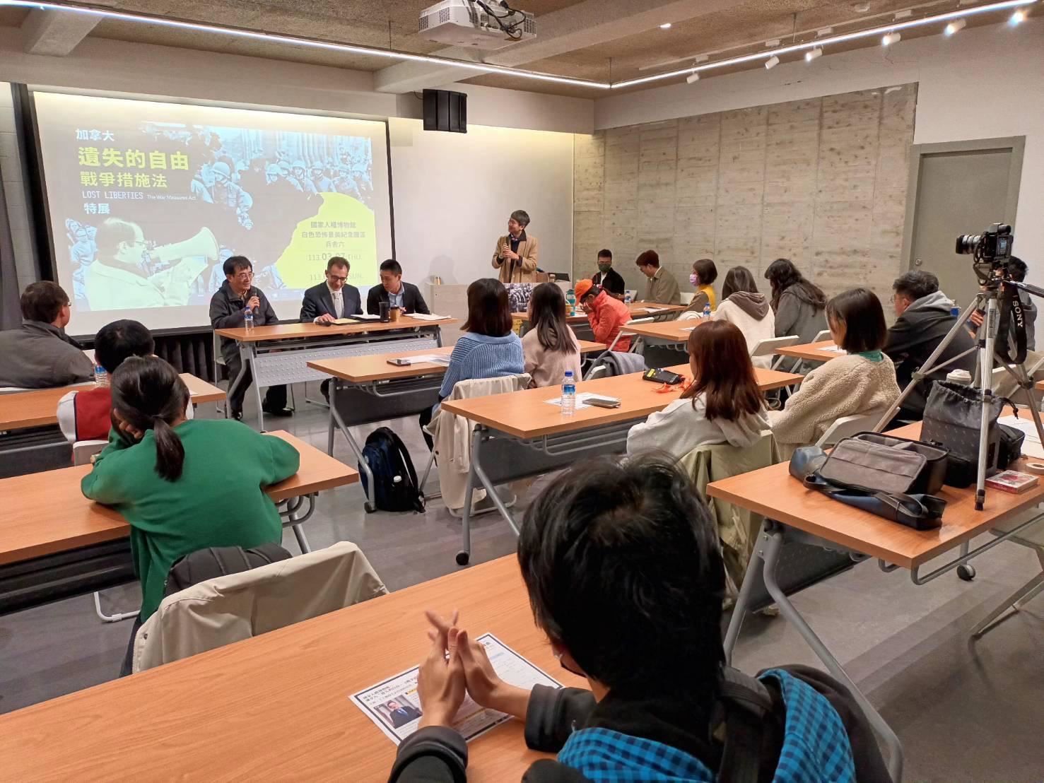 現場觀眾專注聆聽策展人解析加拿大傷痕歴史