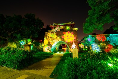 「艸非火」藝術工作室創作夜間展示《治禦。自域─人權、醫療及阻擋的事物》。