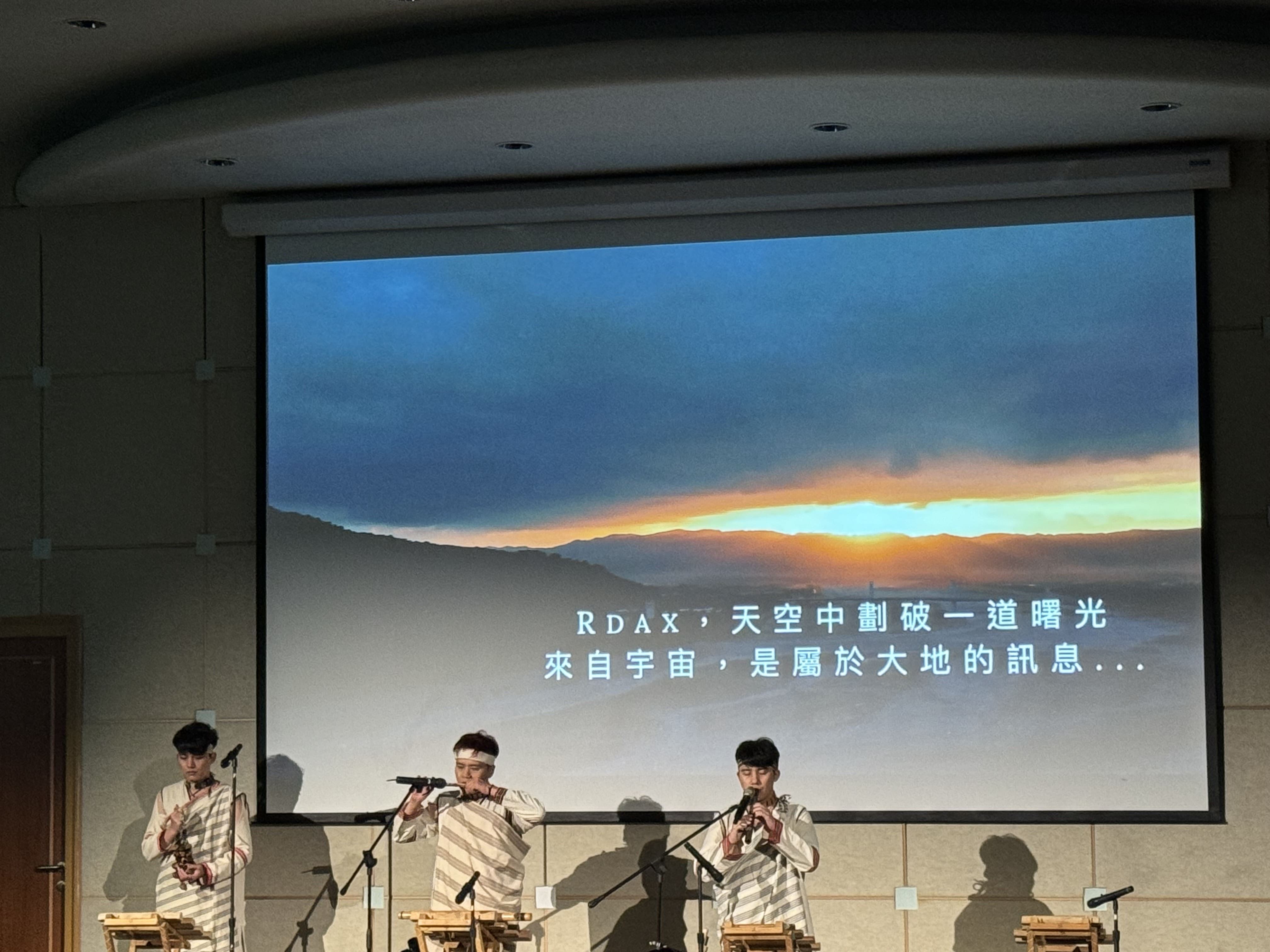 由傌儷芭里文化藝術團帶來開場表演