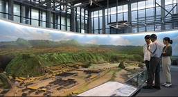 由白色恐怖政治受難者陳列前輩帶領參觀新生訓導處全區模型