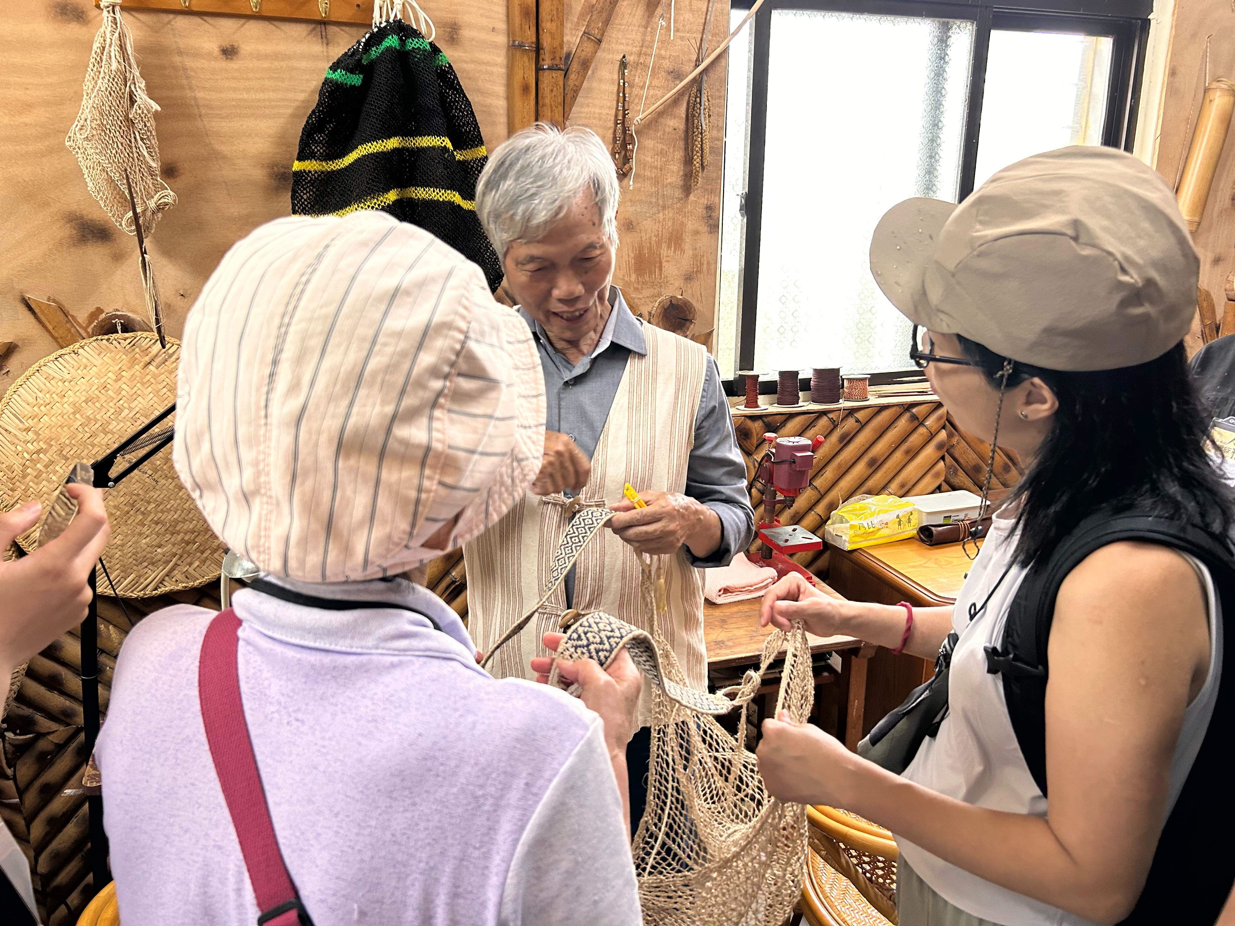 當地耆老巴度分享泰雅族傳統的弓織文化