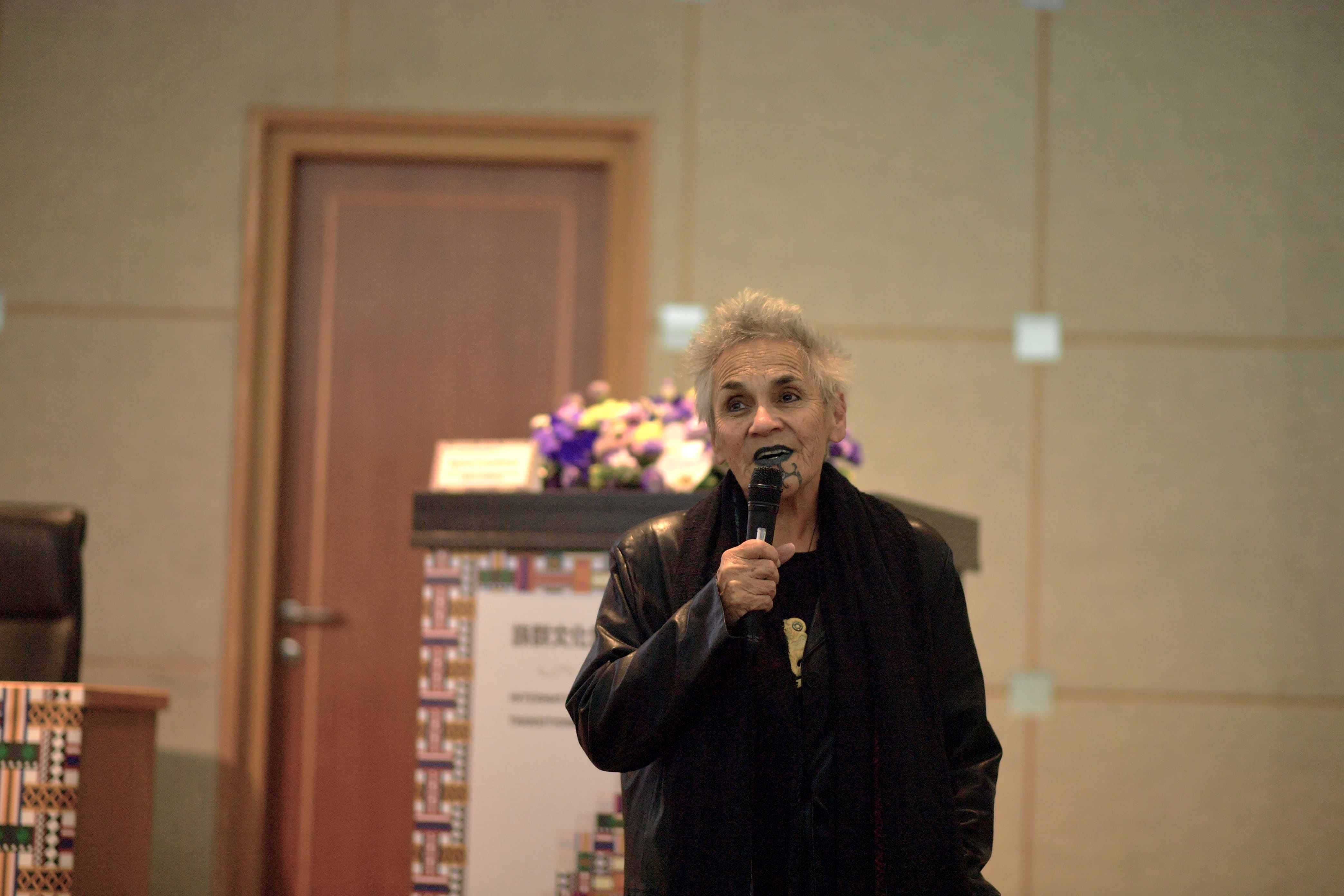 Ngahuia Te Awekotuku以「博物館如何收藏與呈現我們的故事」進行專題演講