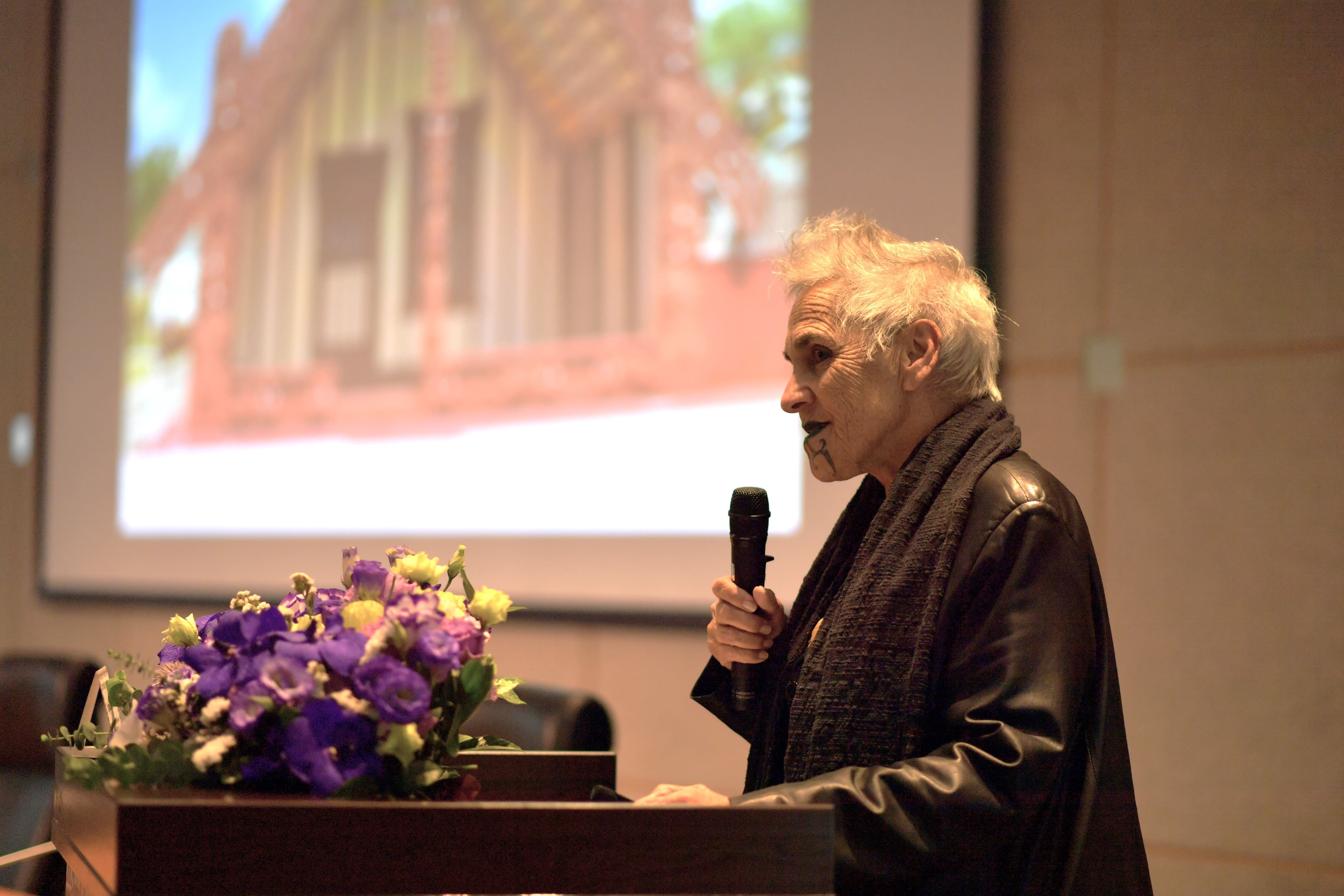 紐西蘭懷卡托大學榮譽退休教授Ngahuia Te Awekotuku於論壇上進行專題演講