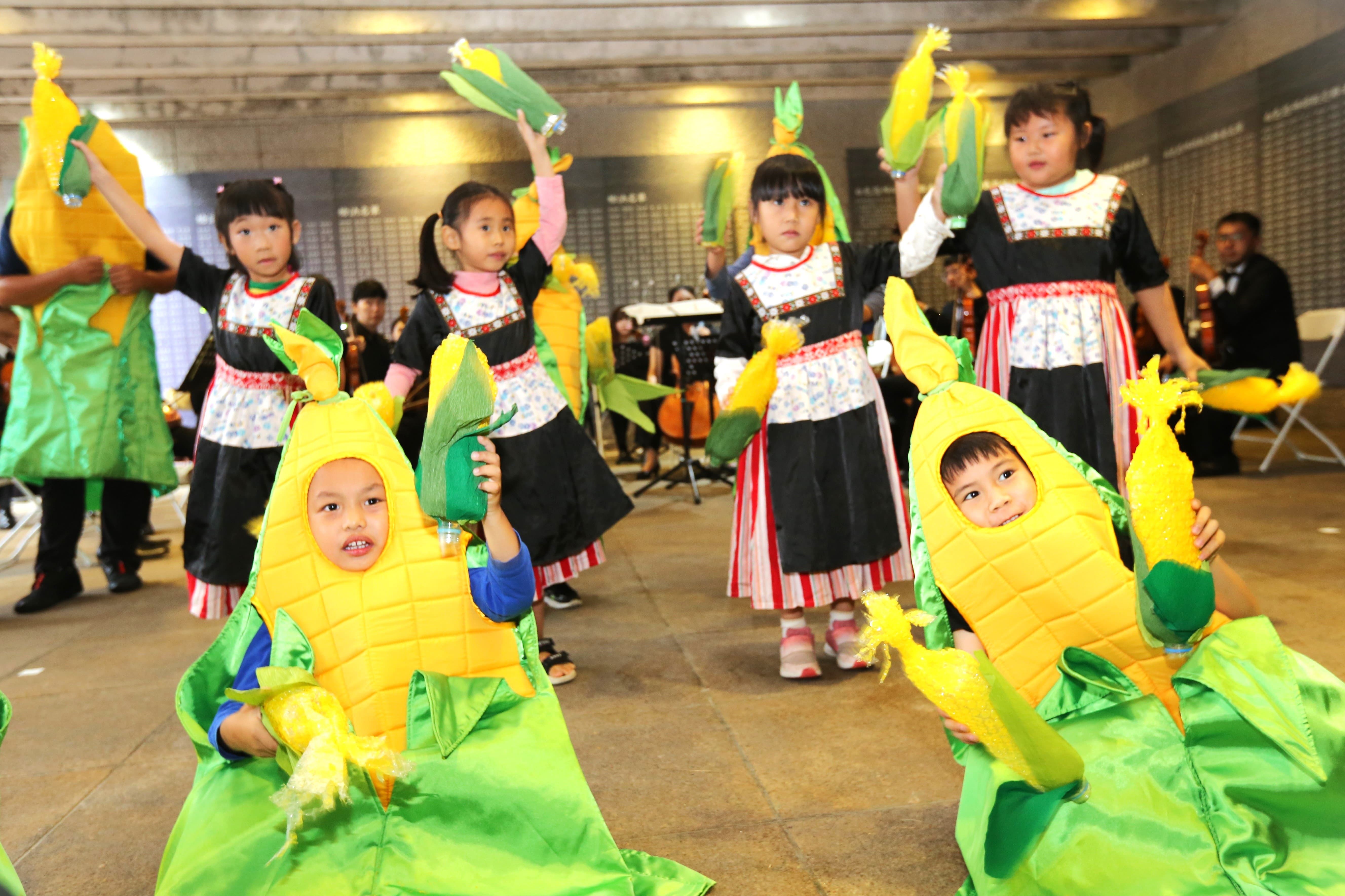 綠島人權音樂會由綠島國小幼兒園帶來開場演出〈綠島的孩子們〉。