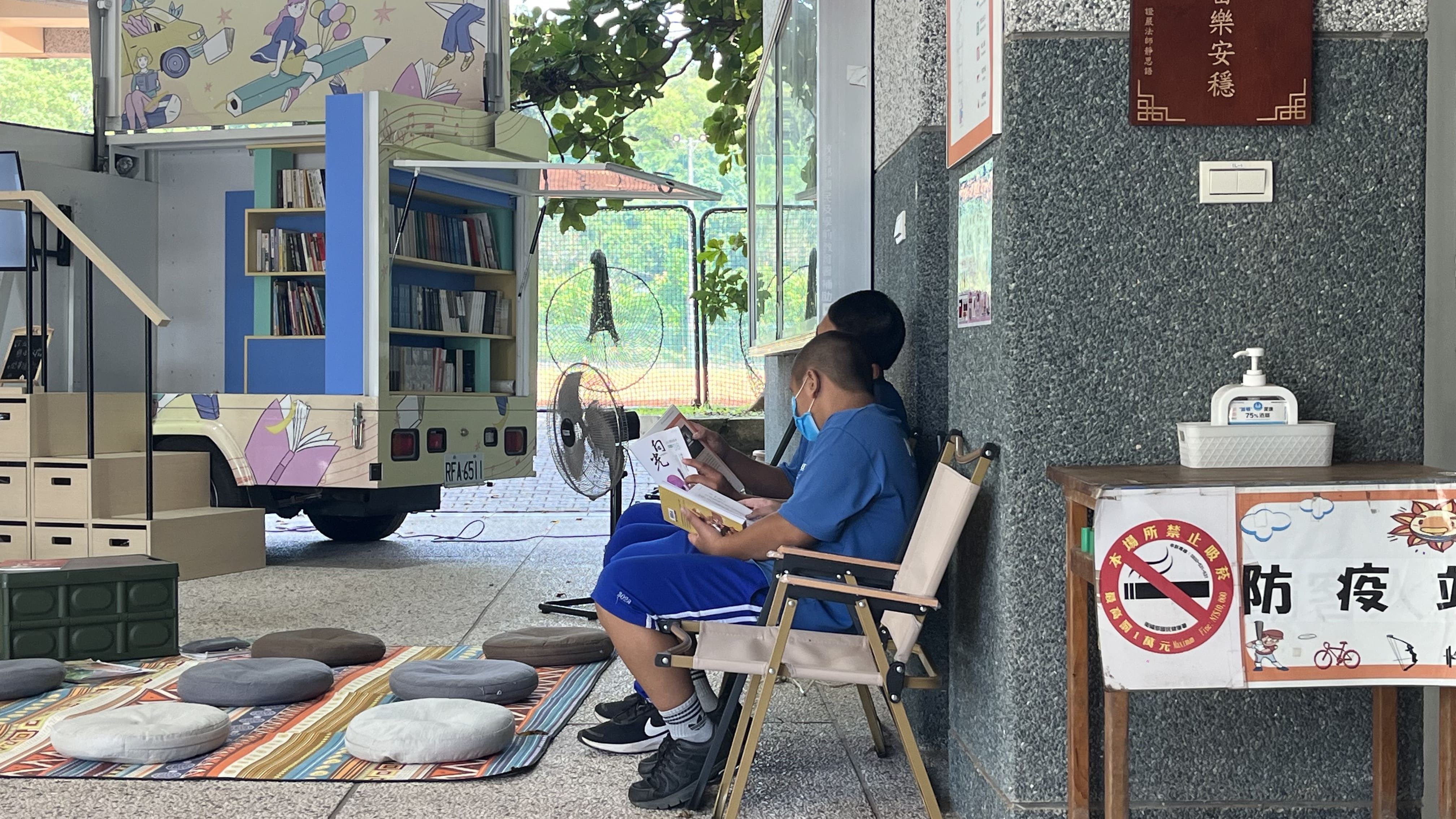 花蓮三民國中同學在書車旁閱讀及討論