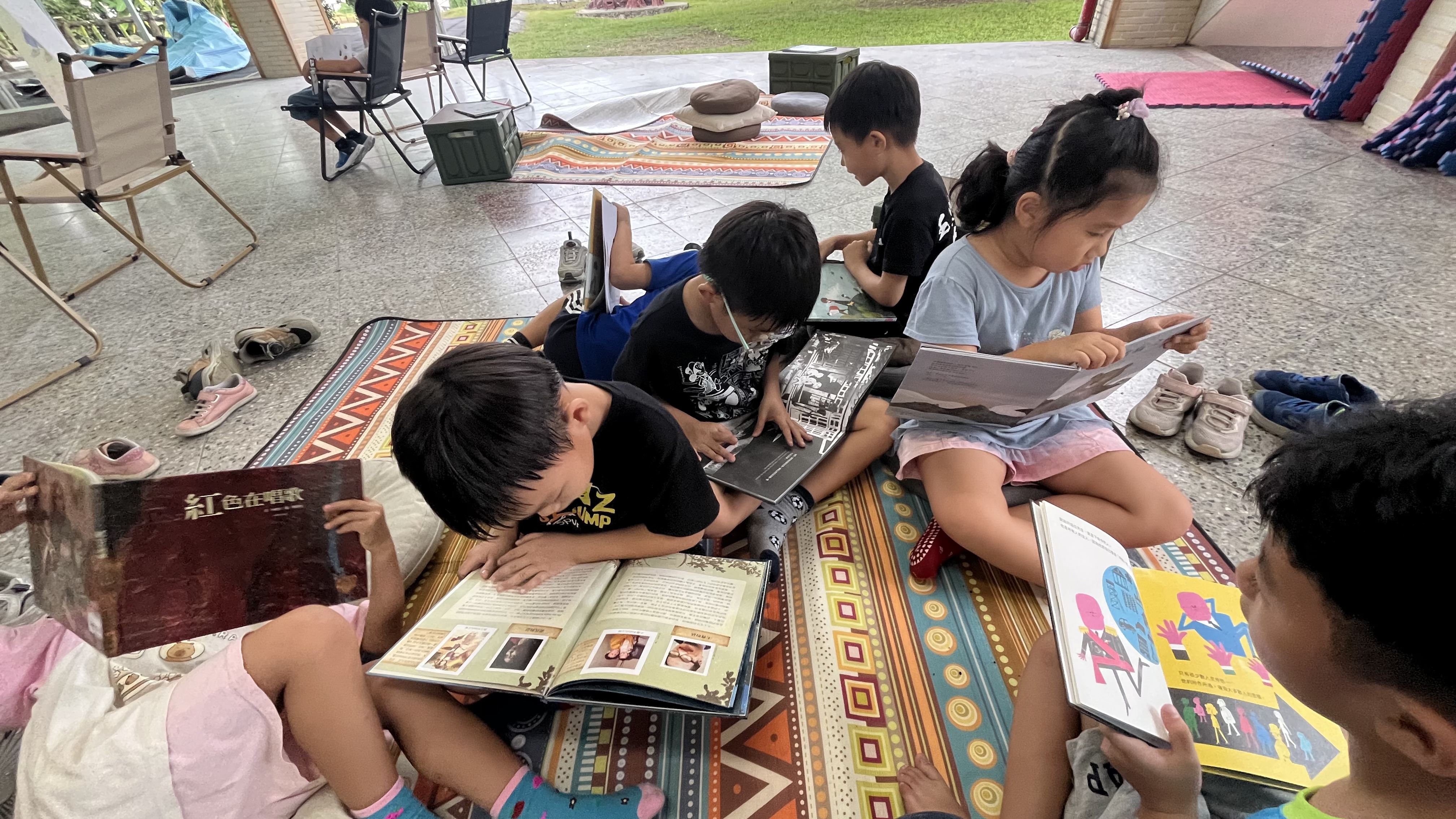 花蓮三民國小小朋友一起在坐墊上輕鬆閱讀